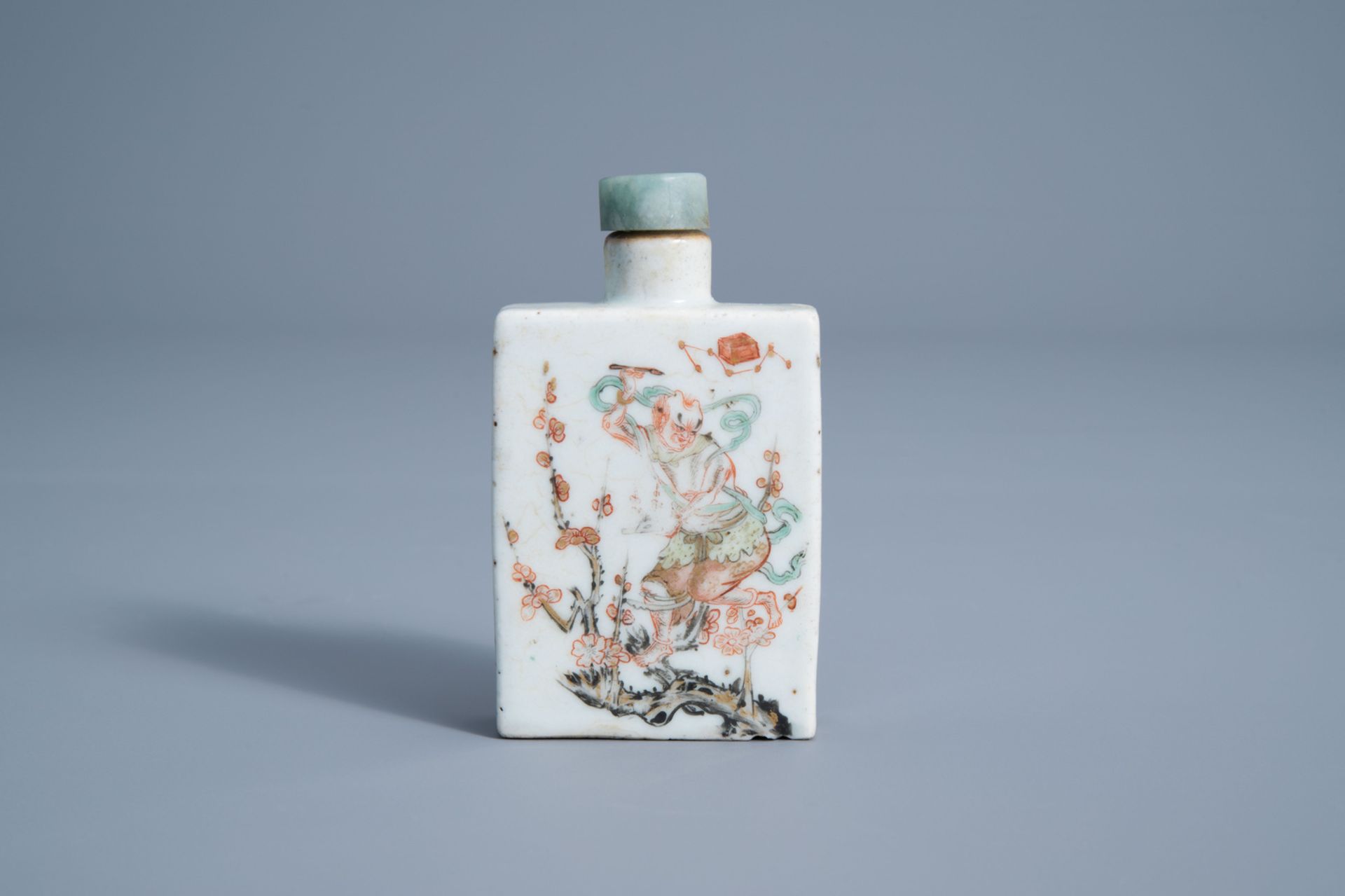A Chinese famille rose snuff bottle, 19th C. - Image 4 of 7