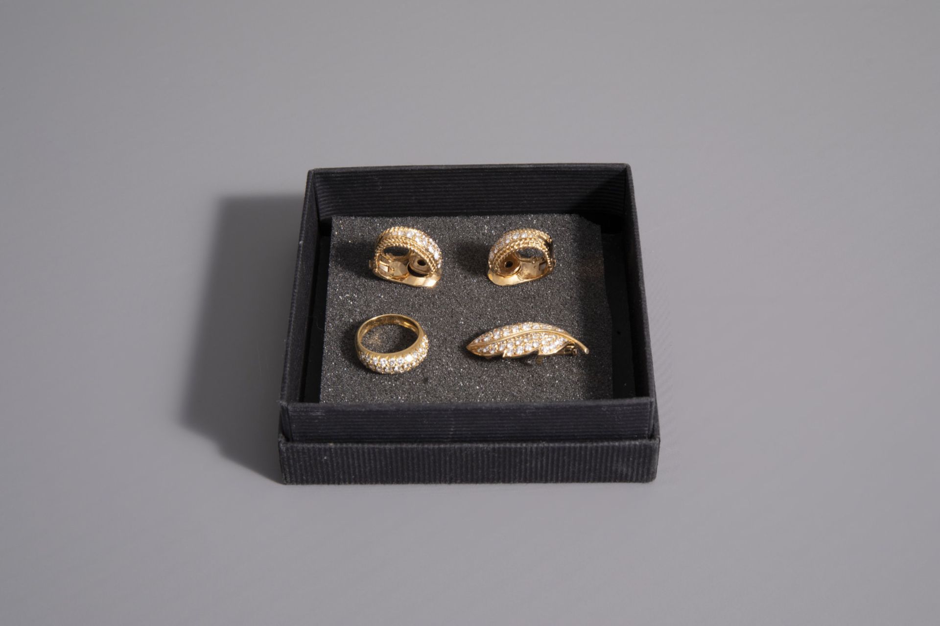 An 18 carat yellow gold set with diamonds consisting of a ring, a pair of earrings and a brooch, 20t