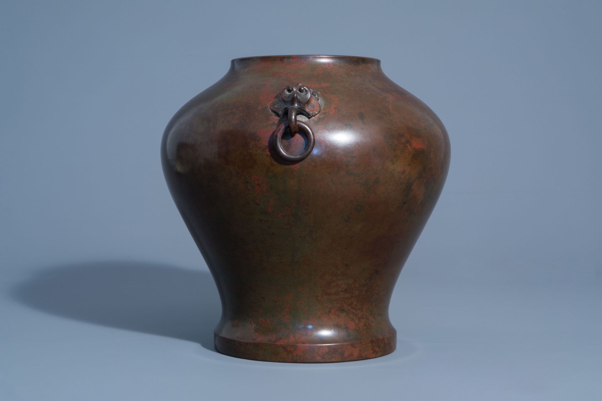 A Japanese bronze vase, probably Showa, 20th C. - Image 5 of 7