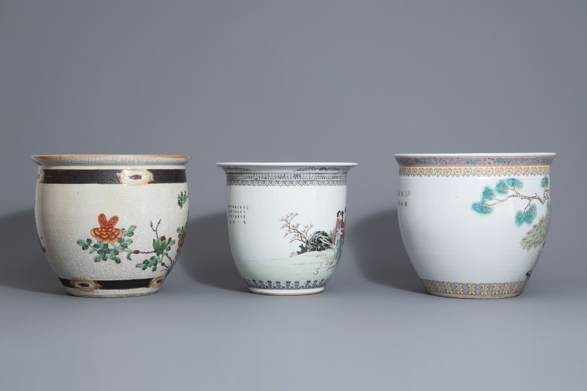 Three Chinese famille rose and Nanking crackle glazed fish bowls and jardinires, 19th/20th C. - Bild 3 aus 9