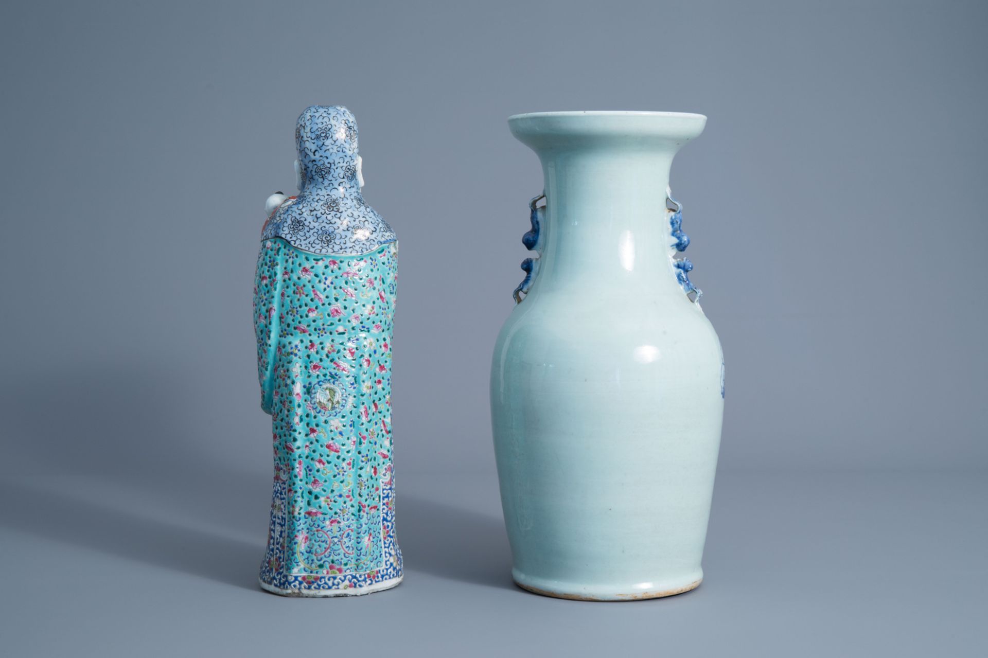 A Chinese famille rose 'Star God' figure and a blue and white celadon vase, 19th C. - Bild 4 aus 7