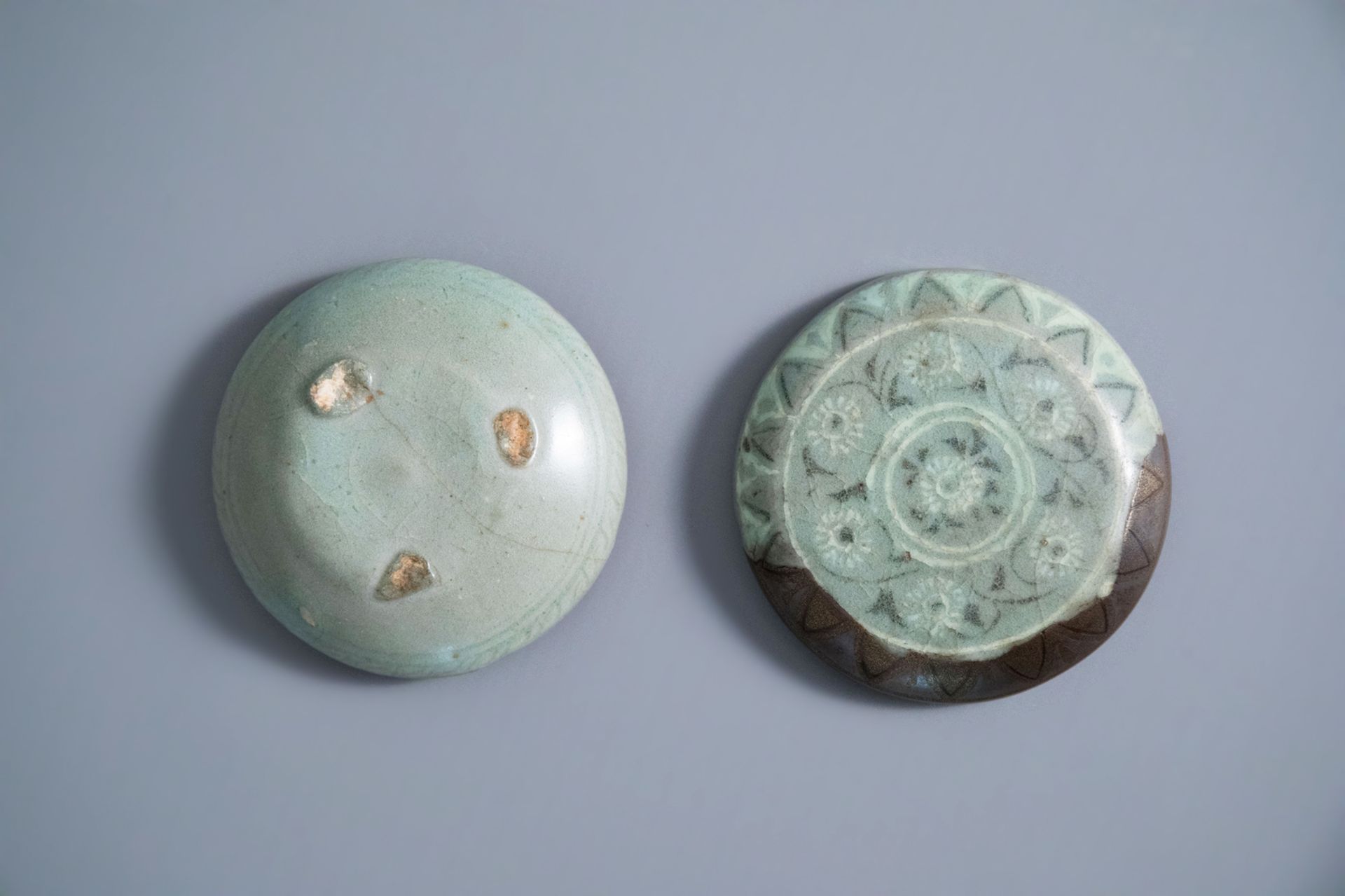 A Korean celadon seal paste box with floral design, probably Goryeo/Joseon, 14th/15th C. - Bild 8 aus 8