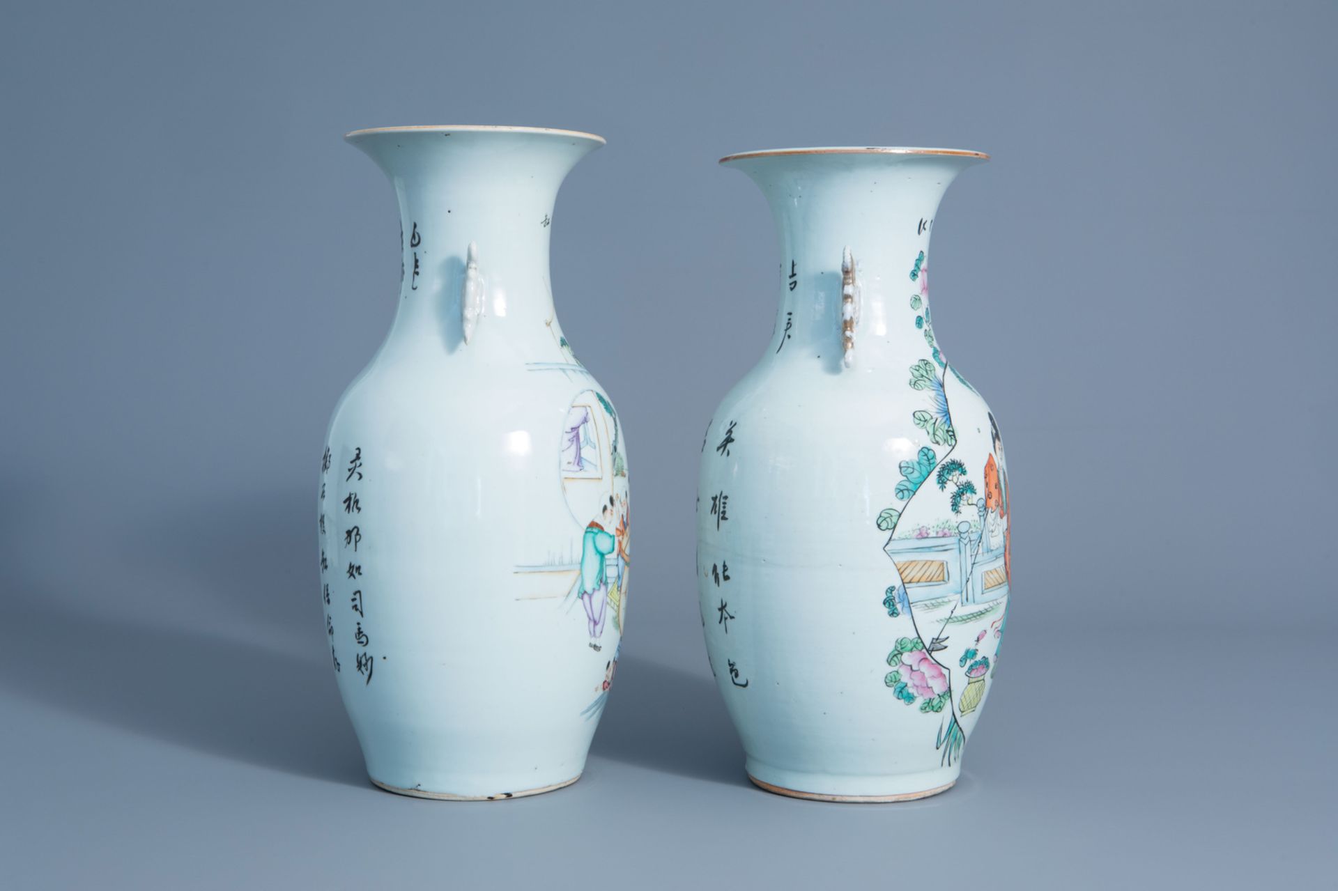 Two Chinese famille rose vases with figures in a garden, 19th/20thC. - Bild 2 aus 6