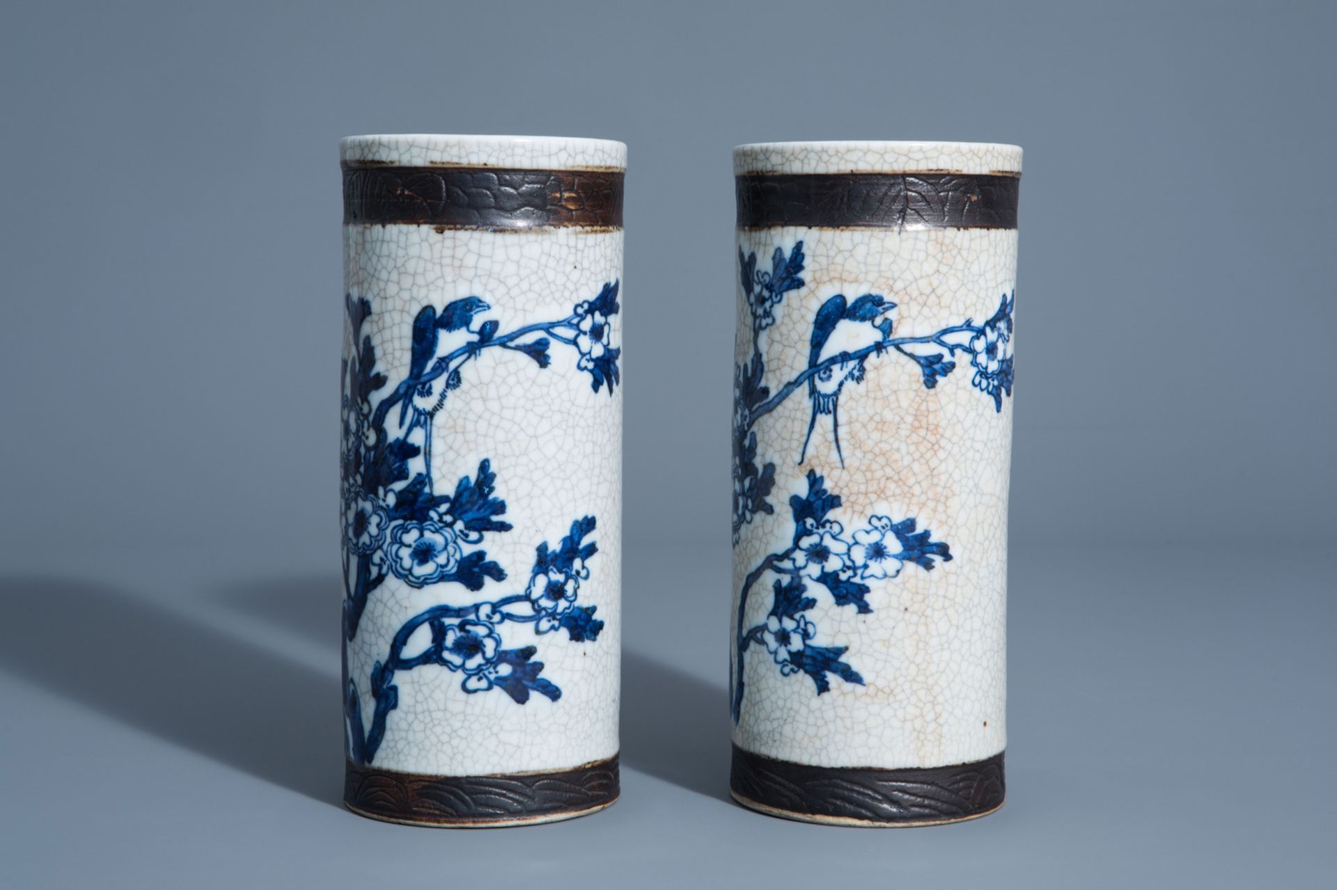 A pair of Chinese blue and white Nanking crackle glazed hat stands with floral design, 19th C. - Bild 4 aus 6