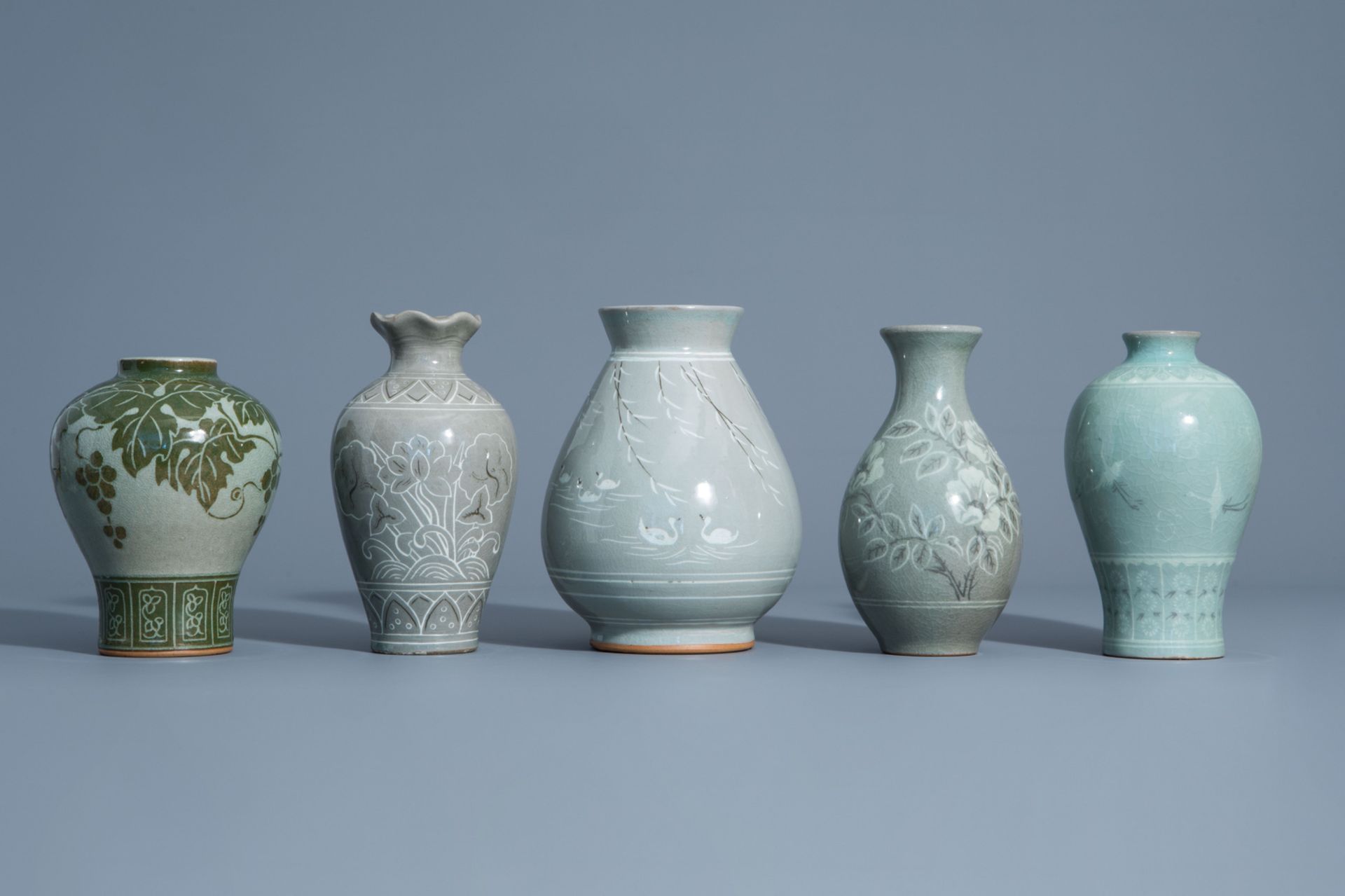 Five Korean celadon ground vases with floral design, 20th C. - Bild 2 aus 12