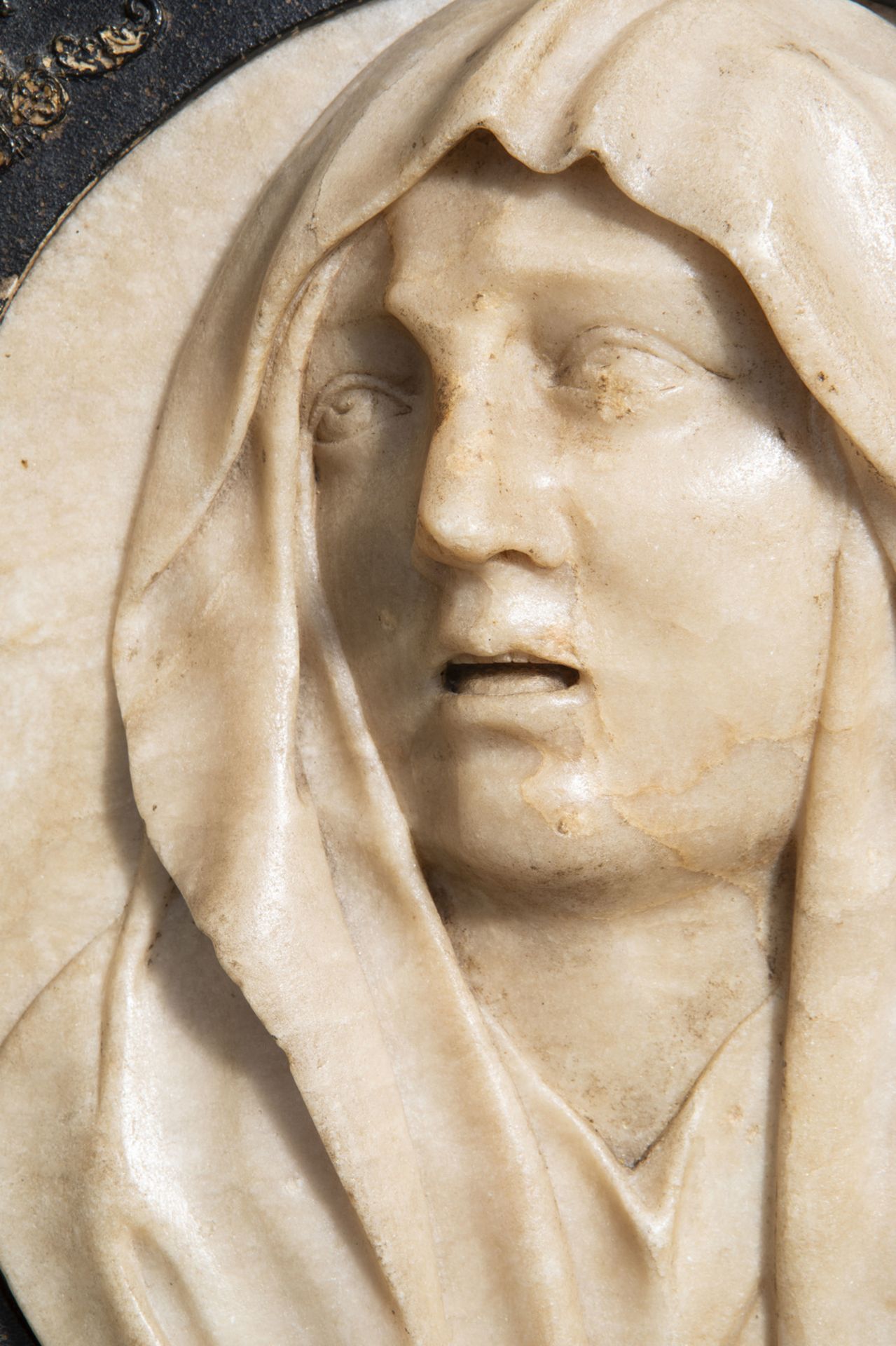 An Italian or Parisian alto relievo white marble portrait plaque depicting a Vestal Virgin, 17th C. - Image 4 of 5