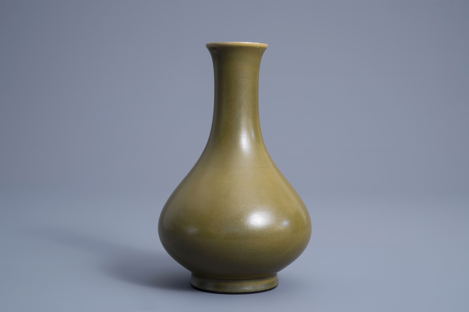 A Chinese monochrome 'teadust' bottle vase, 19th/20th C. - Image 3 of 7