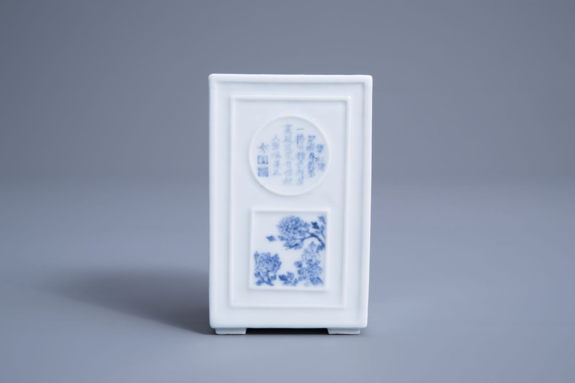 A square Chinese blue and white brush pot with poem medallions and floral design, Republic, 20th C. - Image 4 of 7