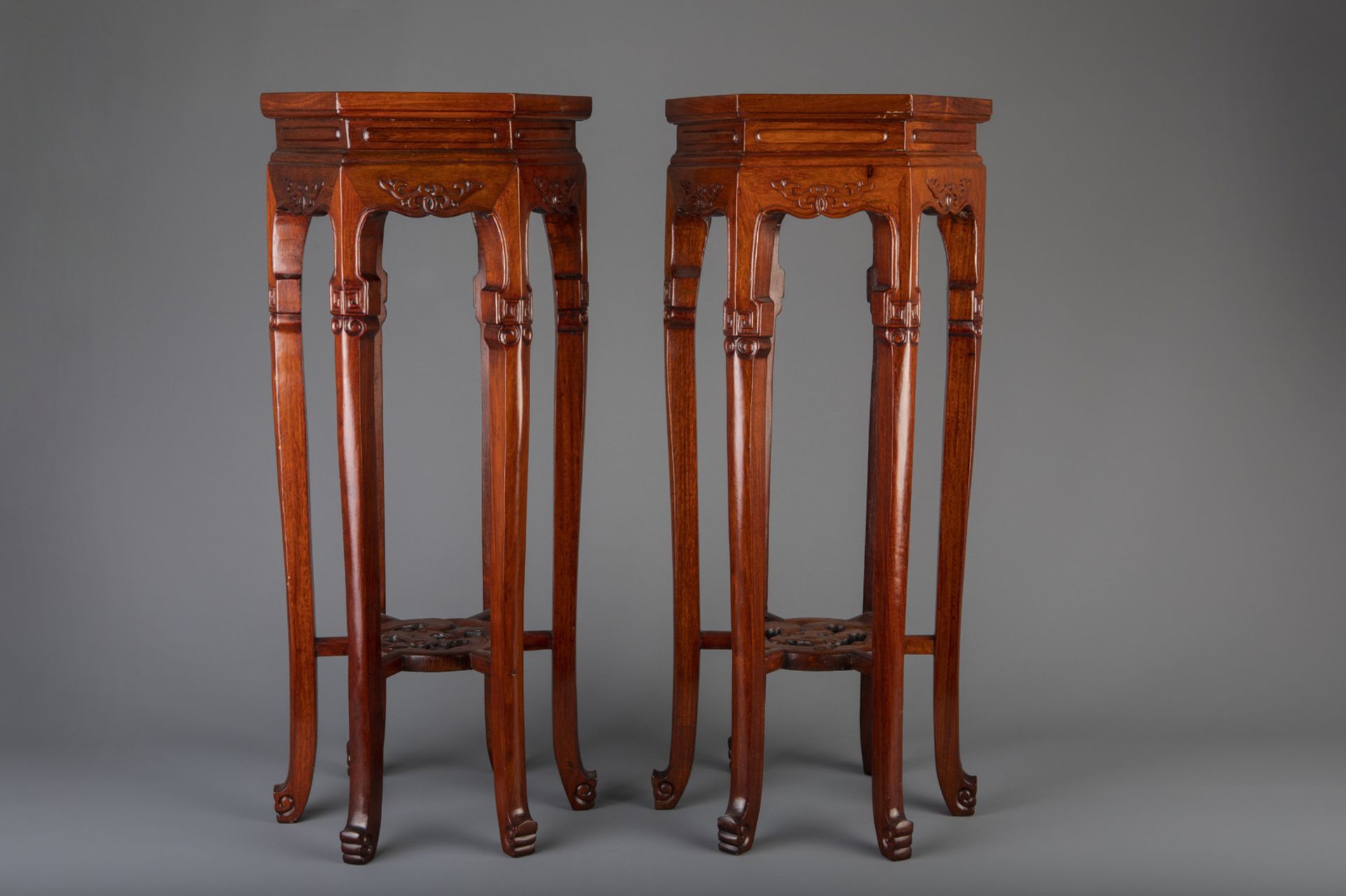 A pair of Chinese carved wood and marble hexagonal vase stands, 20th C. - Image 2 of 7