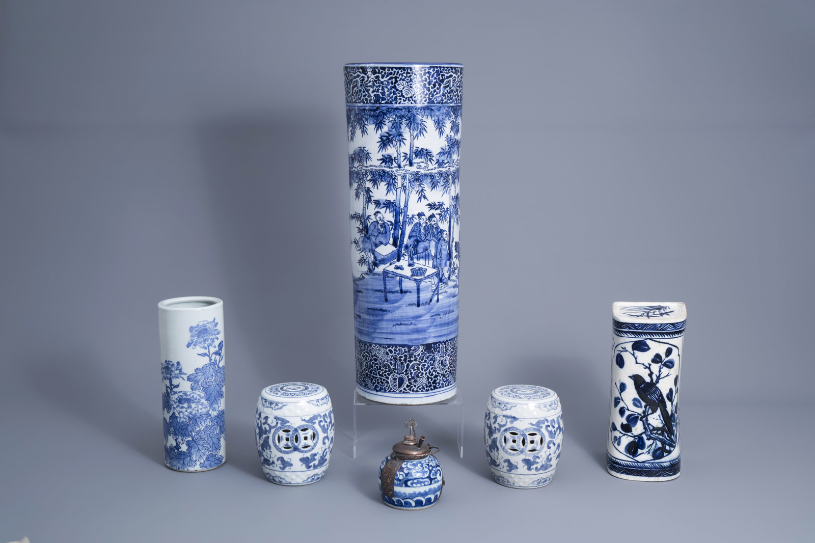 A varied collection of blue and white Chinese and Japanese porcelain, 19th/20th C.