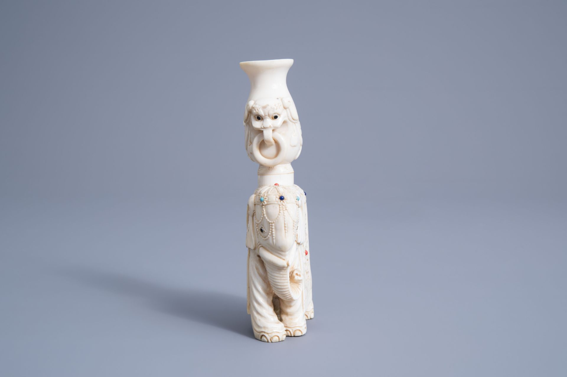 A Chinese inlaid ivory figure of an elephant with a vase, 19th C. - Image 3 of 7