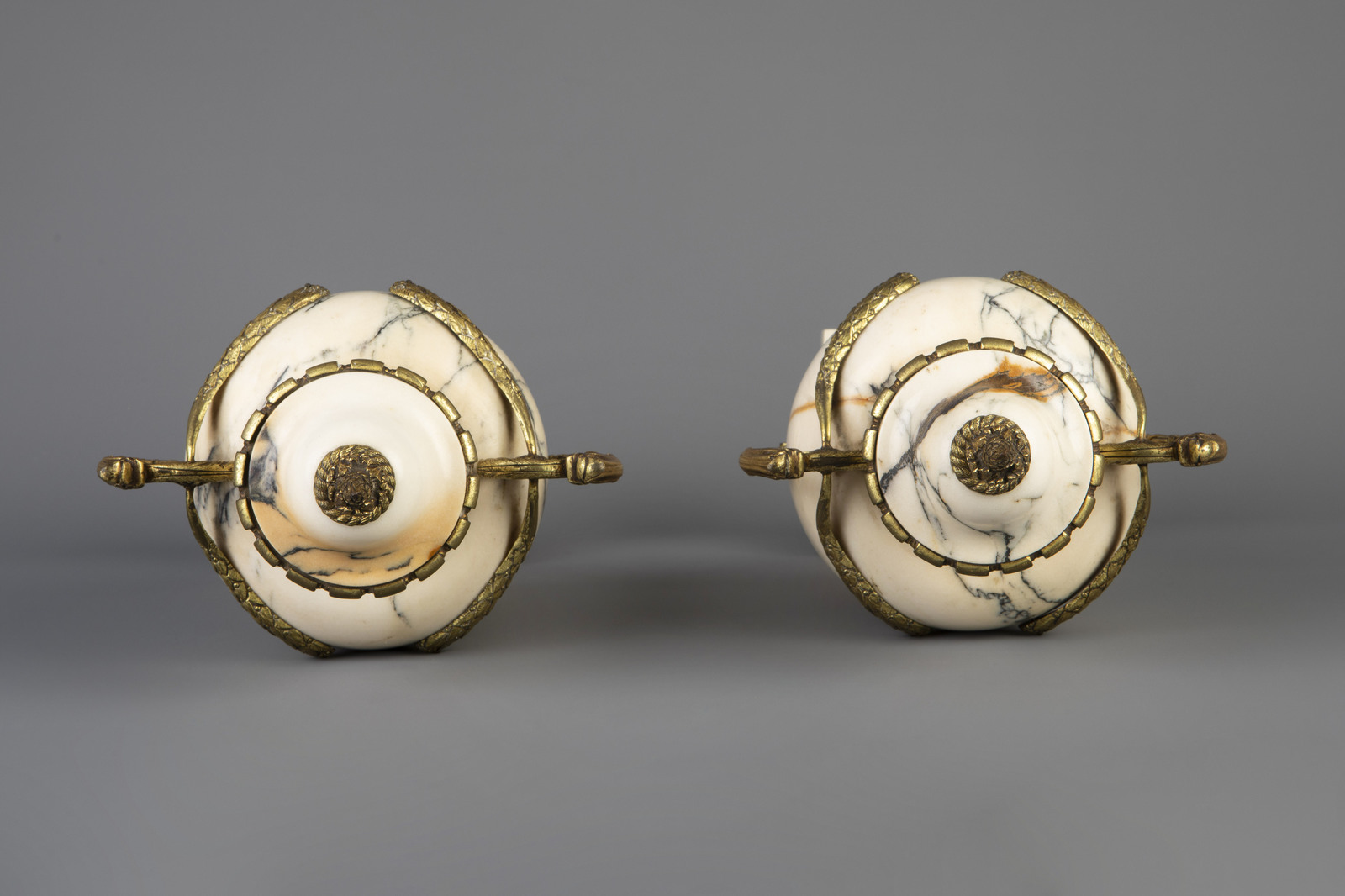 A pair of gilt bronze mounted Calacatta marble cassolettes, 19th/20th C. - Image 5 of 6