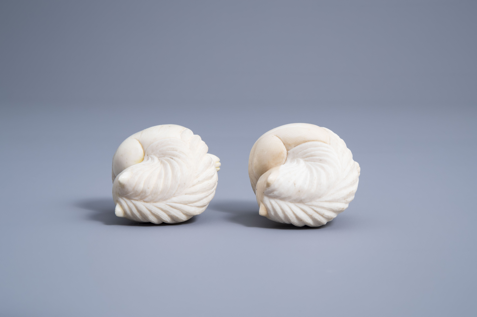 A pair of signed Japanese ivory ikomono of cats, Meiji/Showa, 19th/20th C. - Image 7 of 7