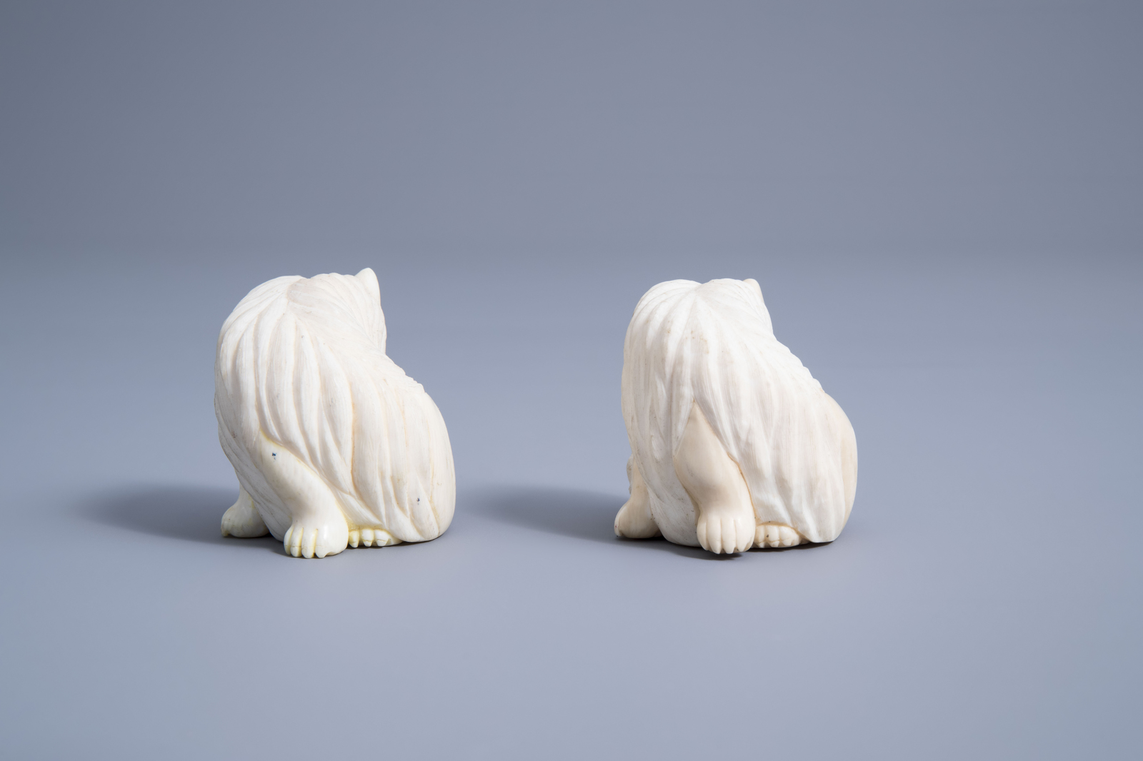 A pair of signed Japanese ivory ikomono of cats, Meiji/Showa, 19th/20th C. - Image 5 of 7