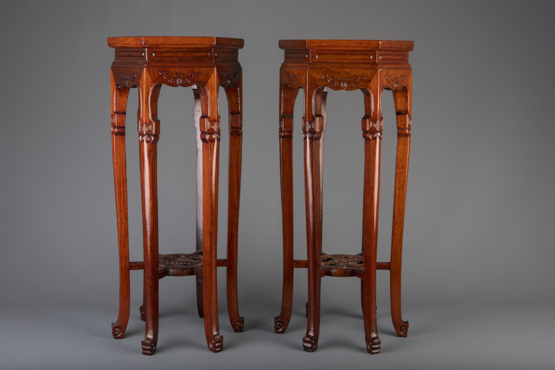 A pair of Chinese carved wood and marble hexagonal vase stands, 20th C. - Image 4 of 7