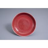 A Chinese monochrome copper red plate, 19th/20th C.