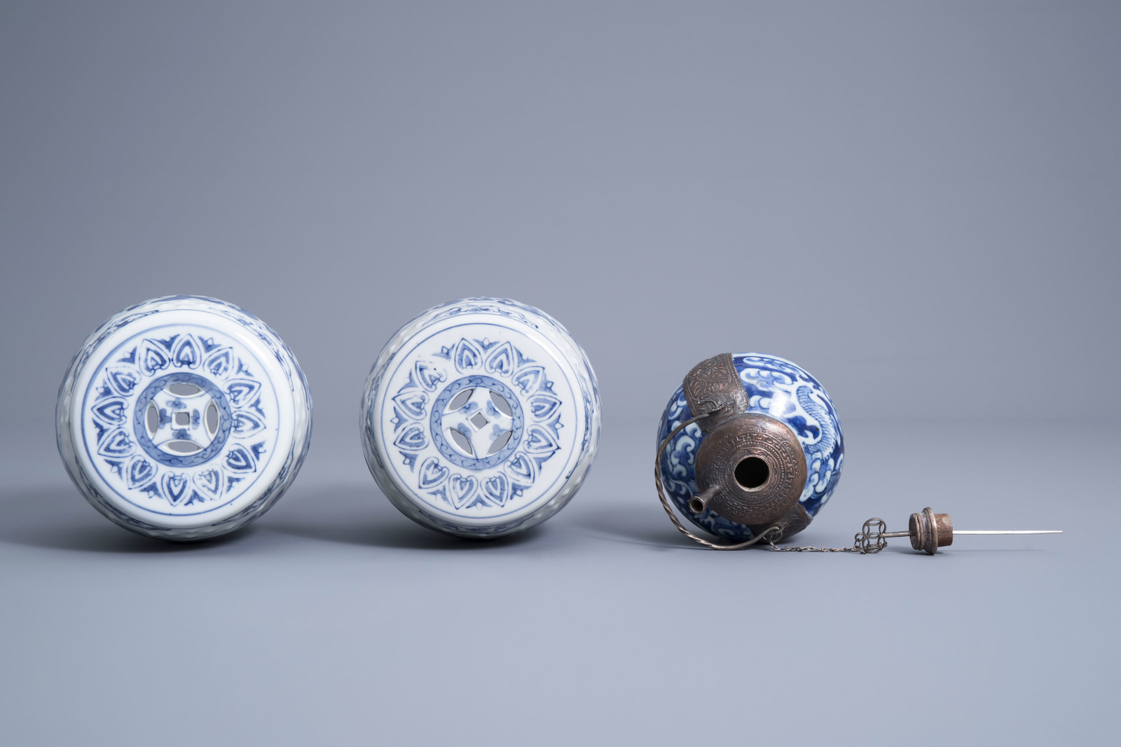 A varied collection of blue and white Chinese and Japanese porcelain, 19th/20th C. - Image 18 of 19