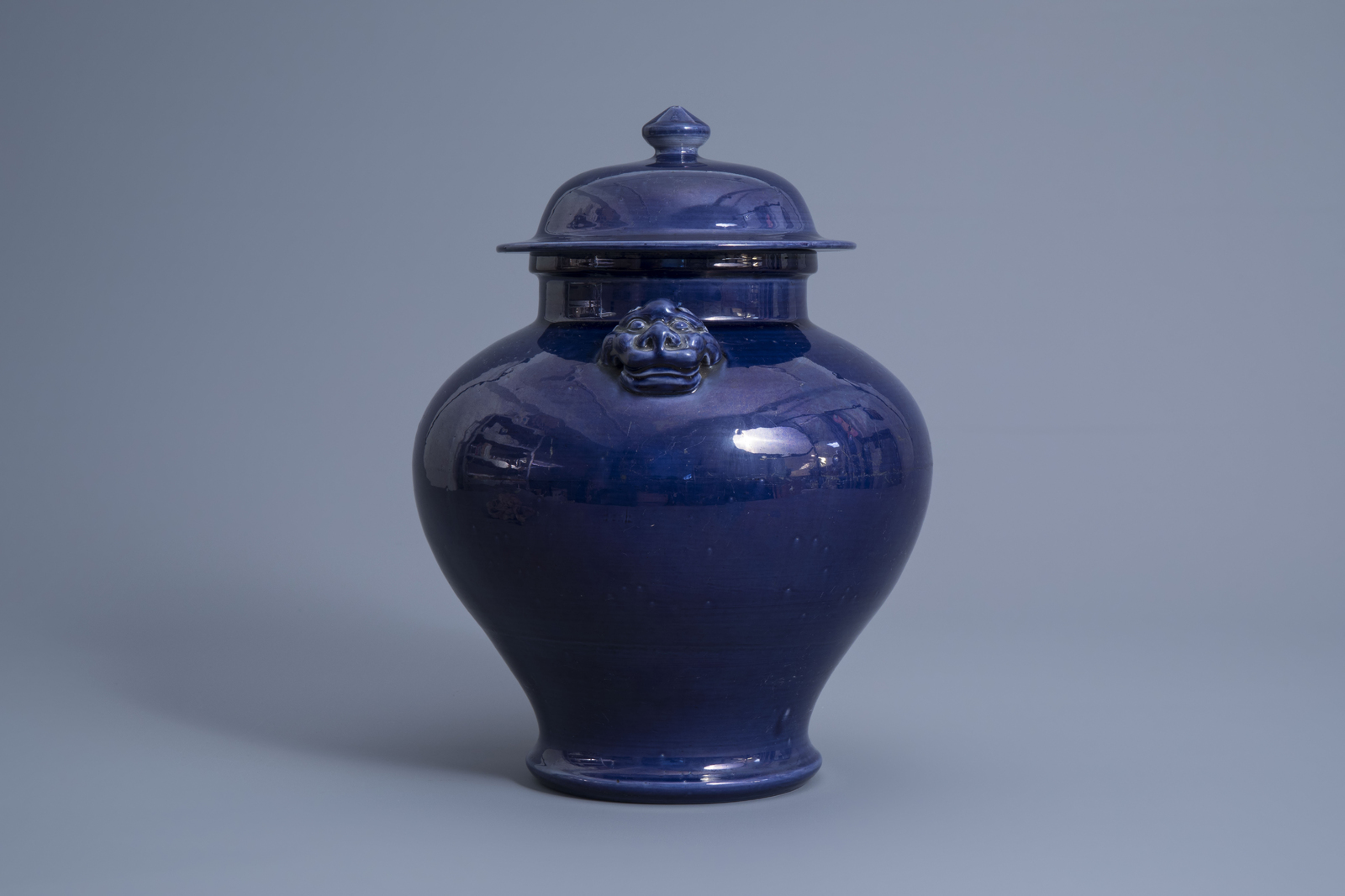 A Chinese monochrome blue vase and cover with lion heads, 19th/20th C. - Image 3 of 7