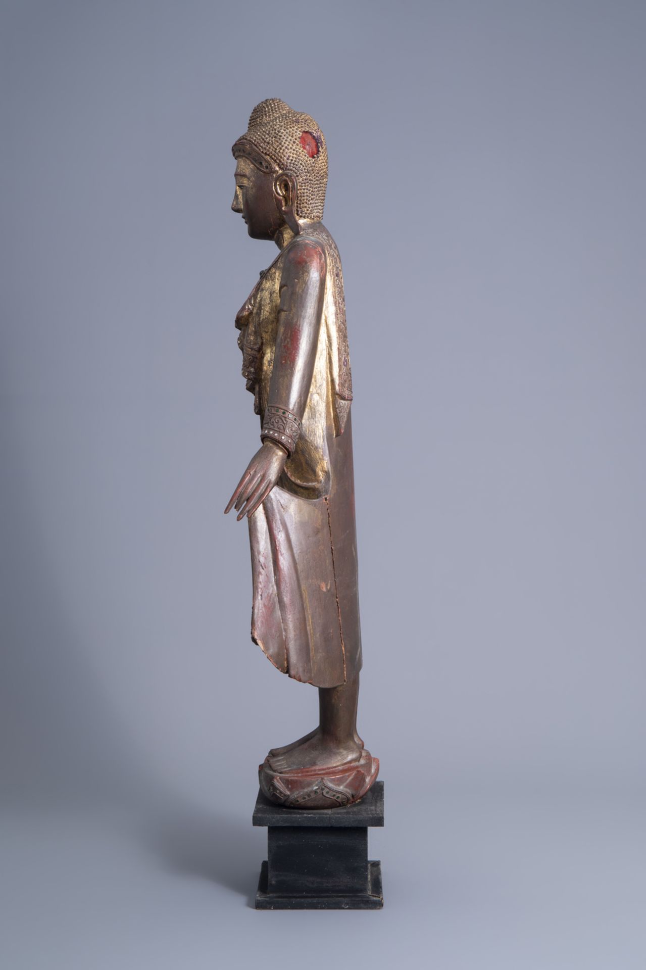 A tall inlaid gilt wood figure of a standing Buddha, Burma or Thailand, 19th/20th C. - Image 7 of 11