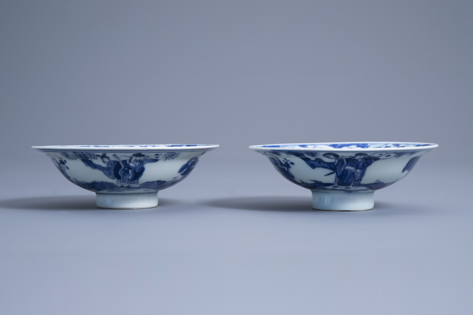 A Chinese blue and white plate and two bowls, 19th/20th C. - Image 4 of 9