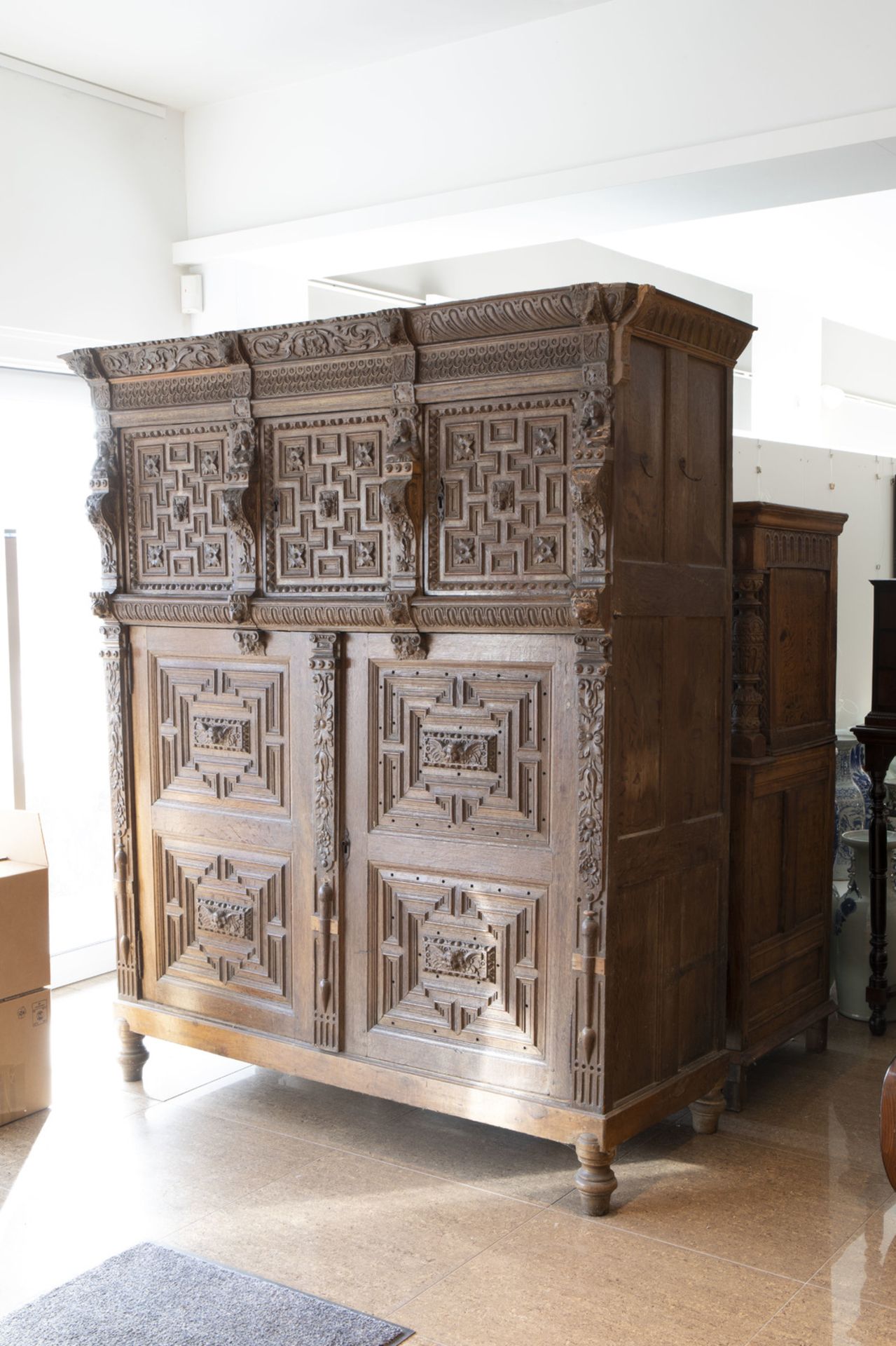 A Flemish wooden Renaissance five-door cupboard with figures, lion heads and floral design, 17th C. - Bild 2 aus 7