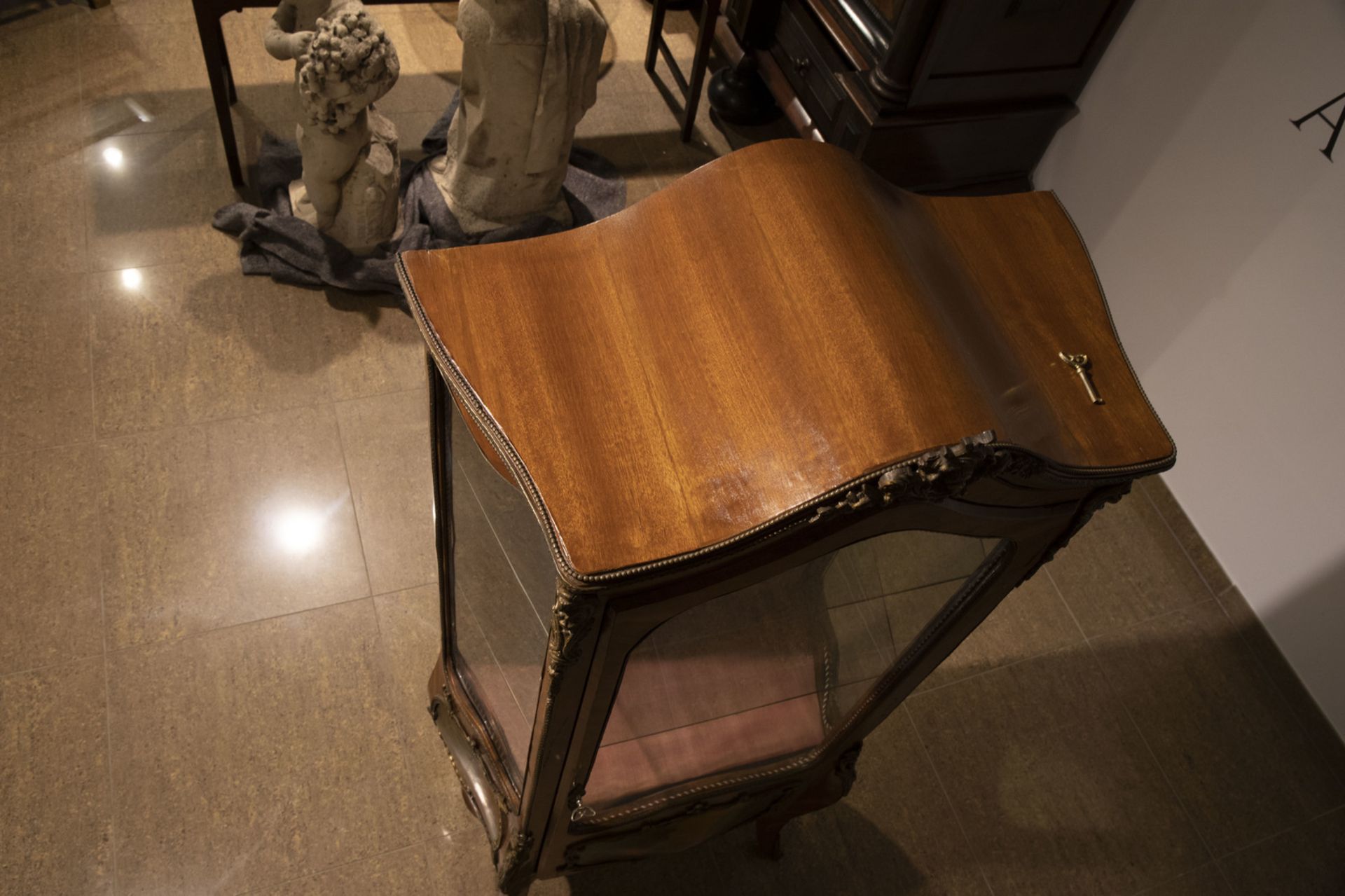 A French veneered wooden bronze mounted Louis XV style display cabinet, 19th/20th C. - Image 7 of 7