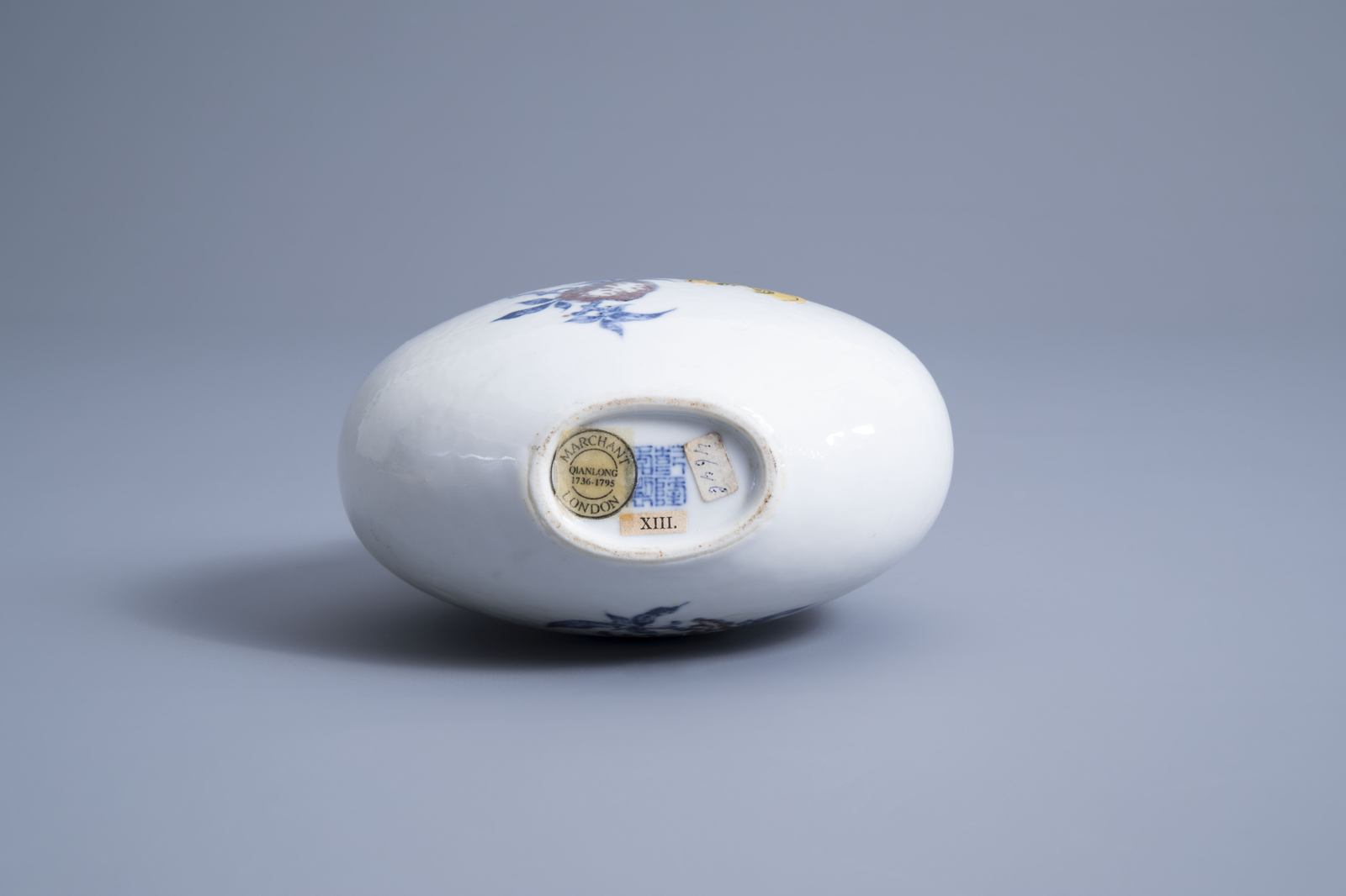 A Chinese blue, white and underglaze red moon flask, Qianlong mark, 19th/20th C. - Image 5 of 6