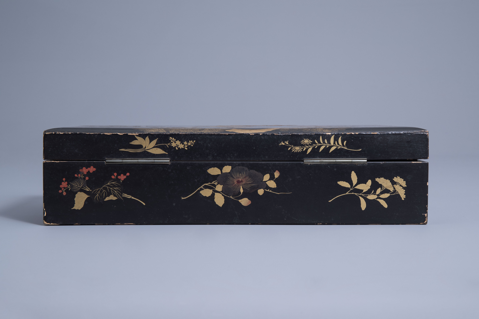 A Japanese gilt lacquered wooden gaming box with mother-of-pearl tokens, Meiji, 19th C. - Image 6 of 15