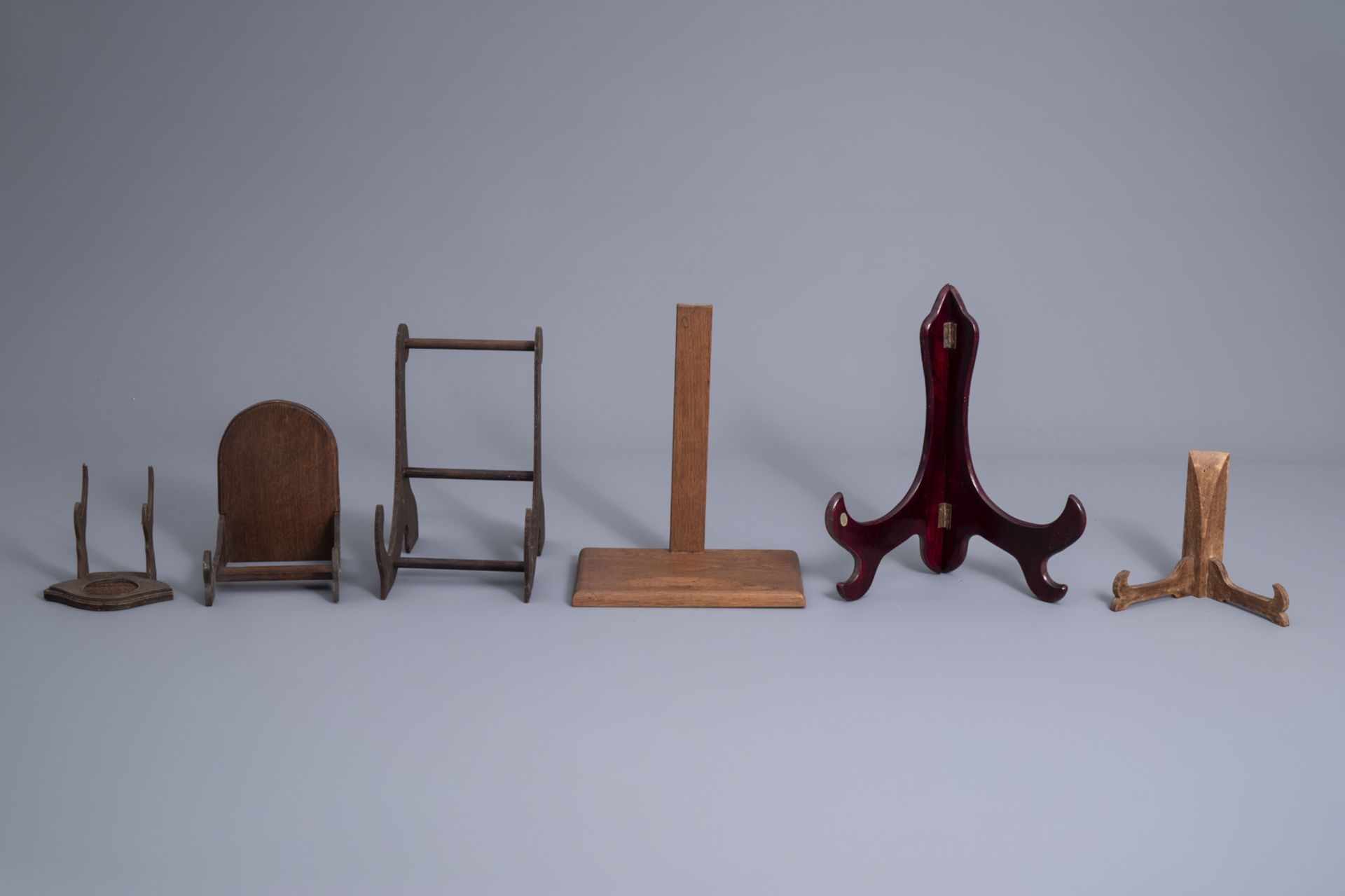 A collection of Chinese wooden stands and a collection of plate holders, 19th/20th C. - Image 8 of 13