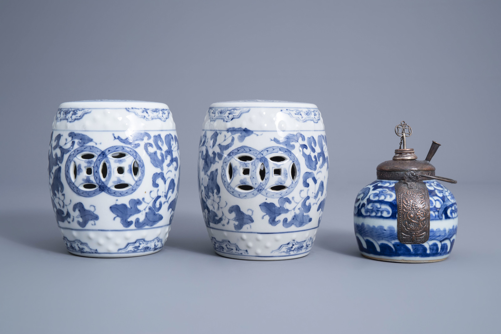 A varied collection of blue and white Chinese and Japanese porcelain, 19th/20th C. - Image 14 of 19
