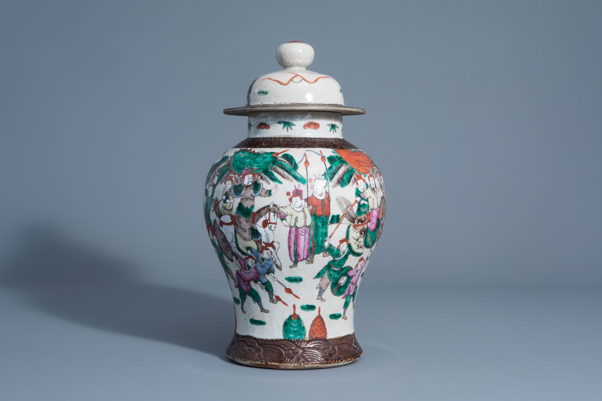 A Chinese Nanking crackle glazed famille rose vase with warrior scenes, 19th C. - Image 3 of 6