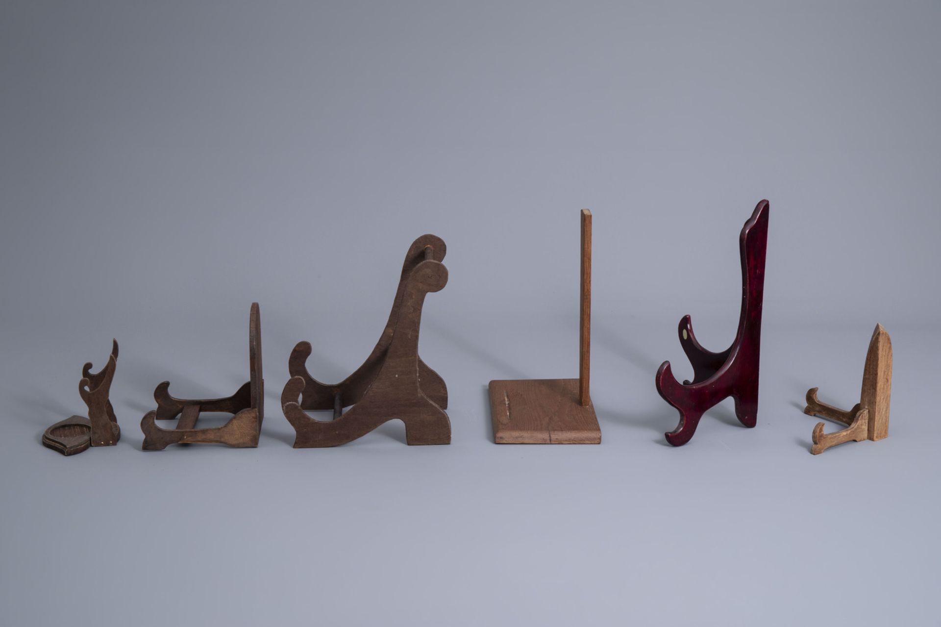 A collection of Chinese wooden stands and a collection of plate holders, 19th/20th C. - Image 11 of 13