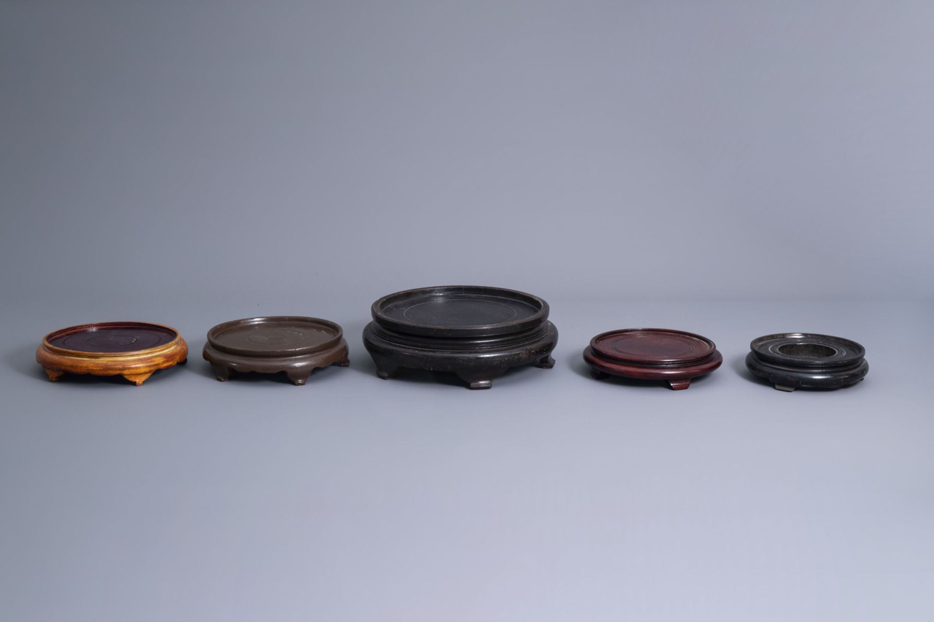 A collection of Chinese wooden stands and a collection of plate holders, 19th/20th C. - Image 5 of 19