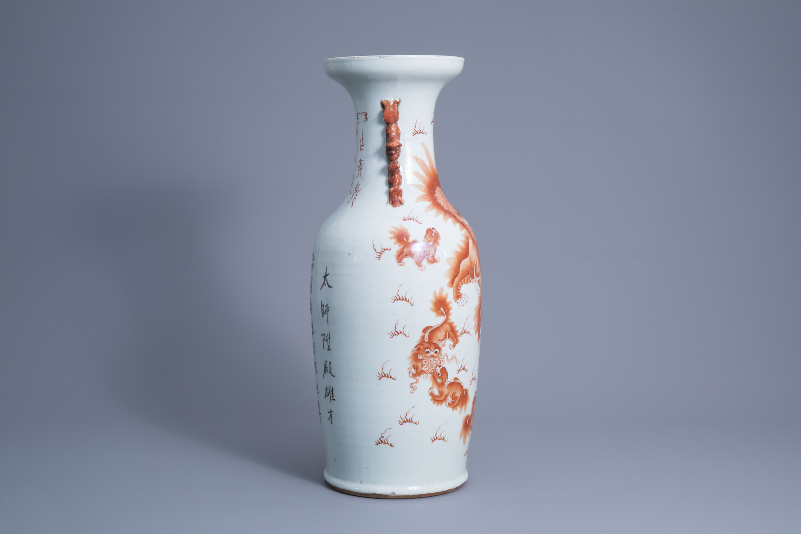 A Chinese iron red vase with Buddhist lions, 19th C. - Image 2 of 6