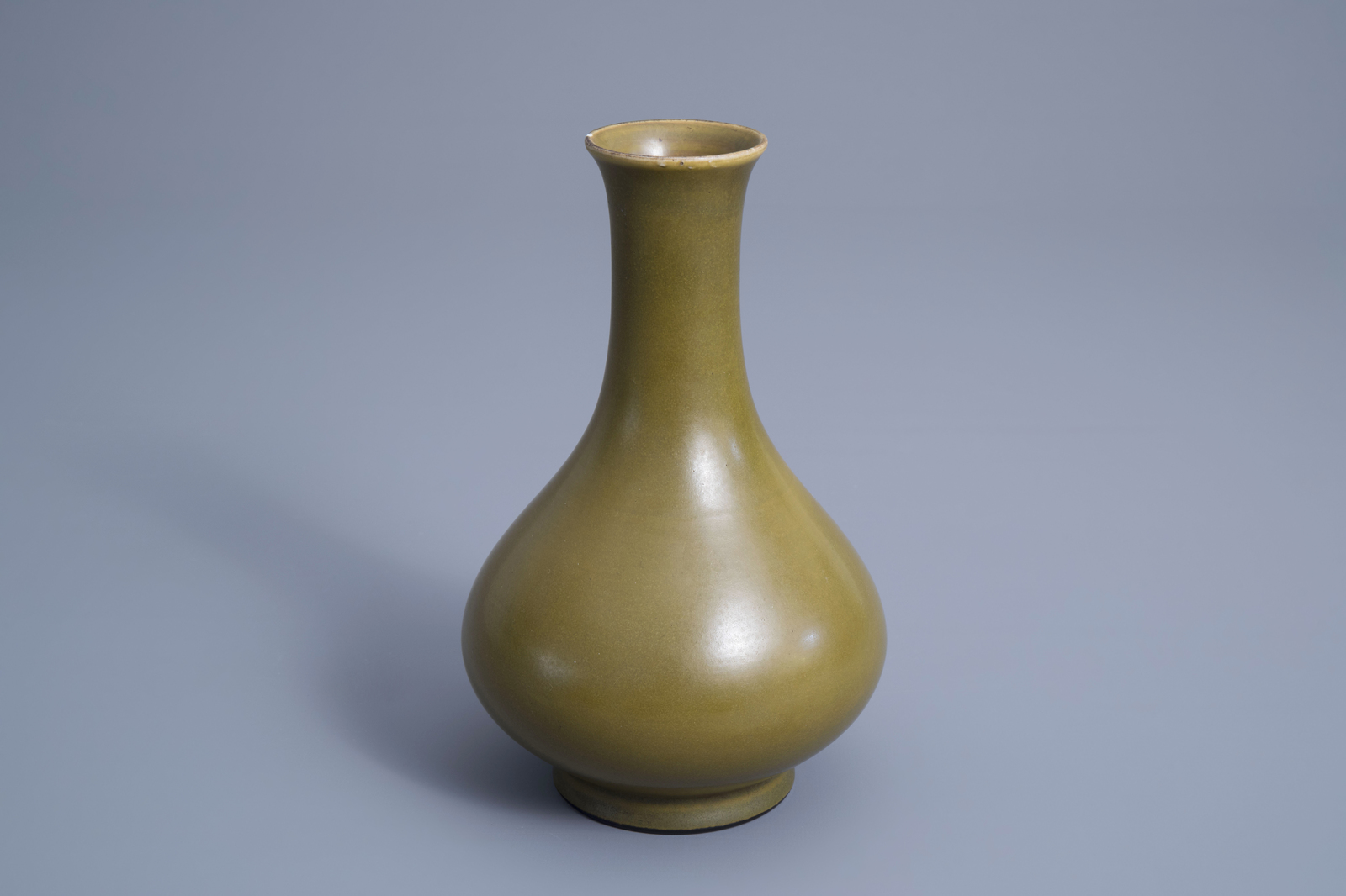 A Chinese monochrome 'teadust' bottle vase, 19th/20th C. - Image 7 of 7