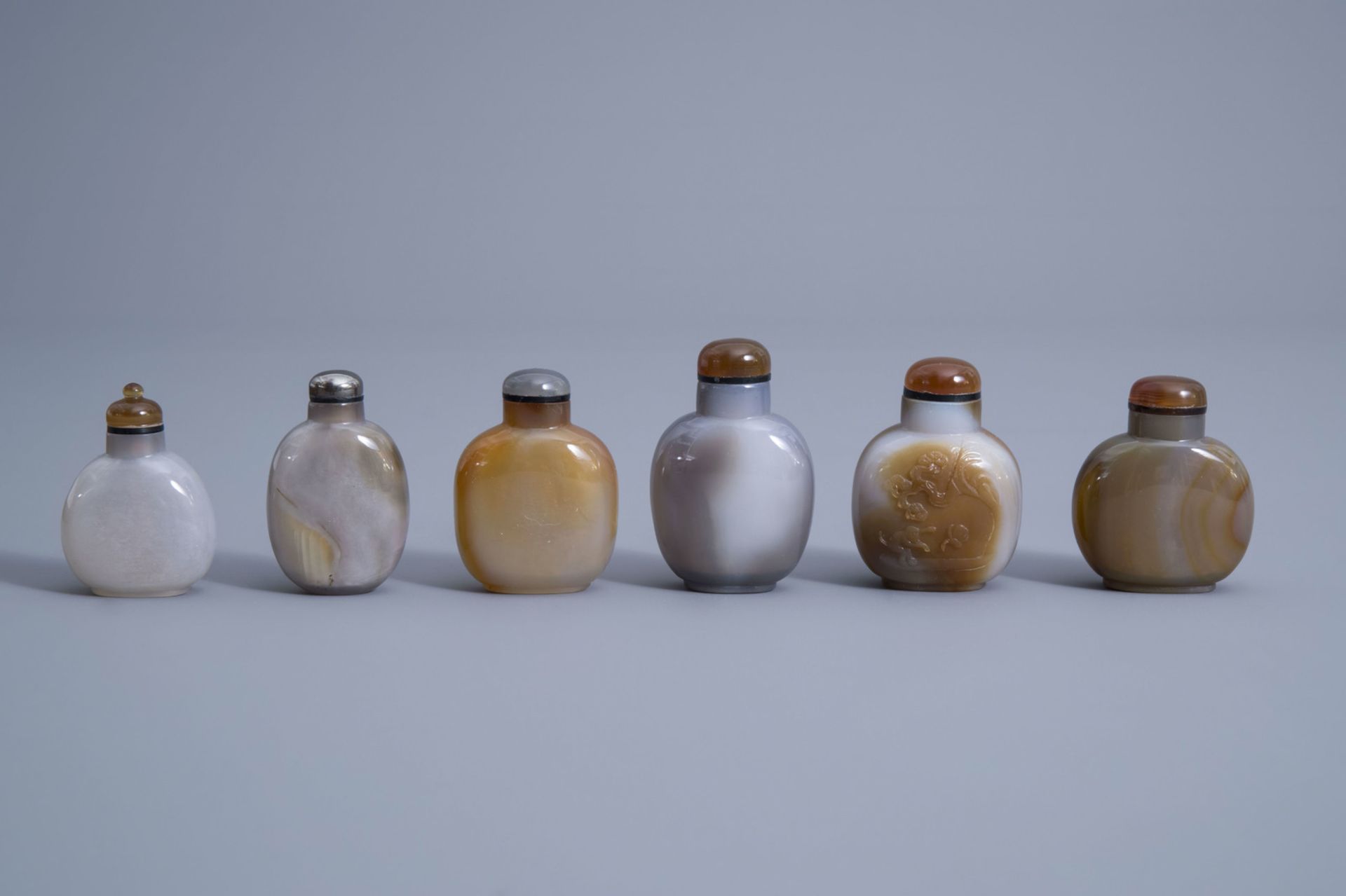 Twelve Chinese agate snuff bottles, 19th/20th C. - Image 5 of 14