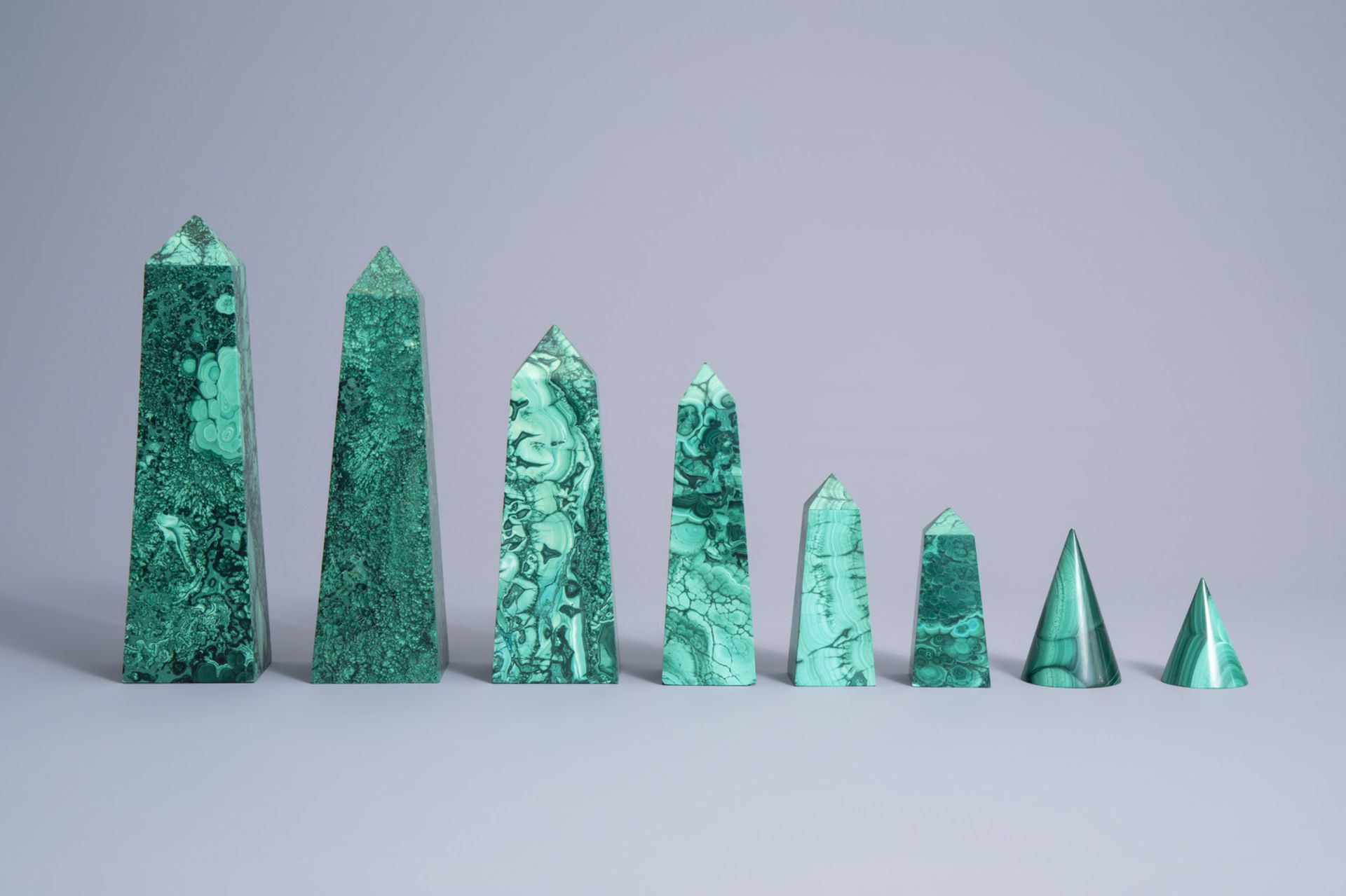 An extensive and decorative set of six obelisks and two cones in malachite, 20th C. - Image 4 of 7