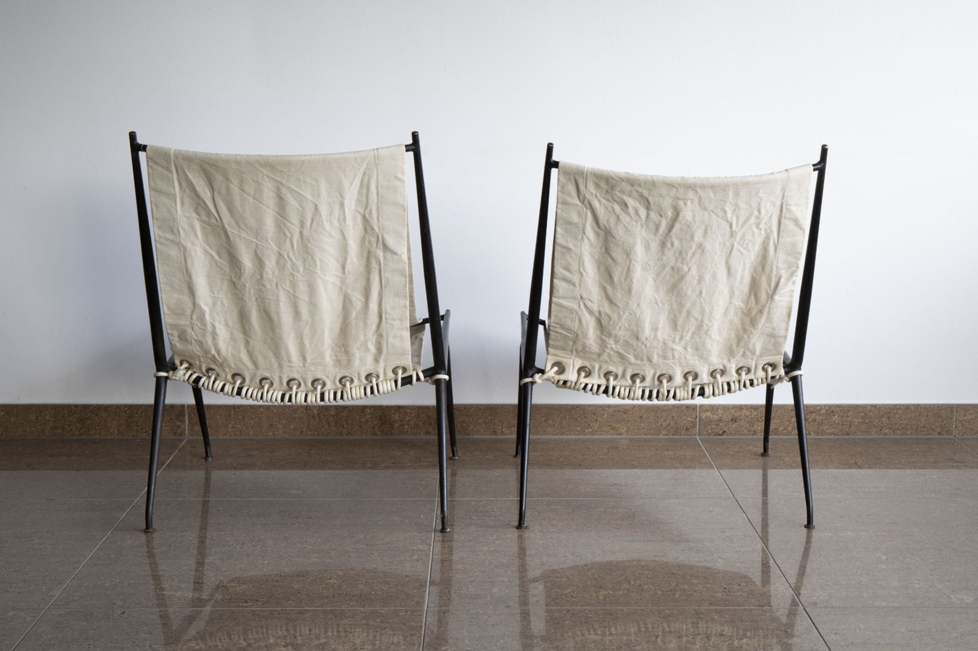 Attributed to Robert Mallet-Stevens (1886-1945): A pair of deckchairs in patinated metal and beige l - Image 3 of 9