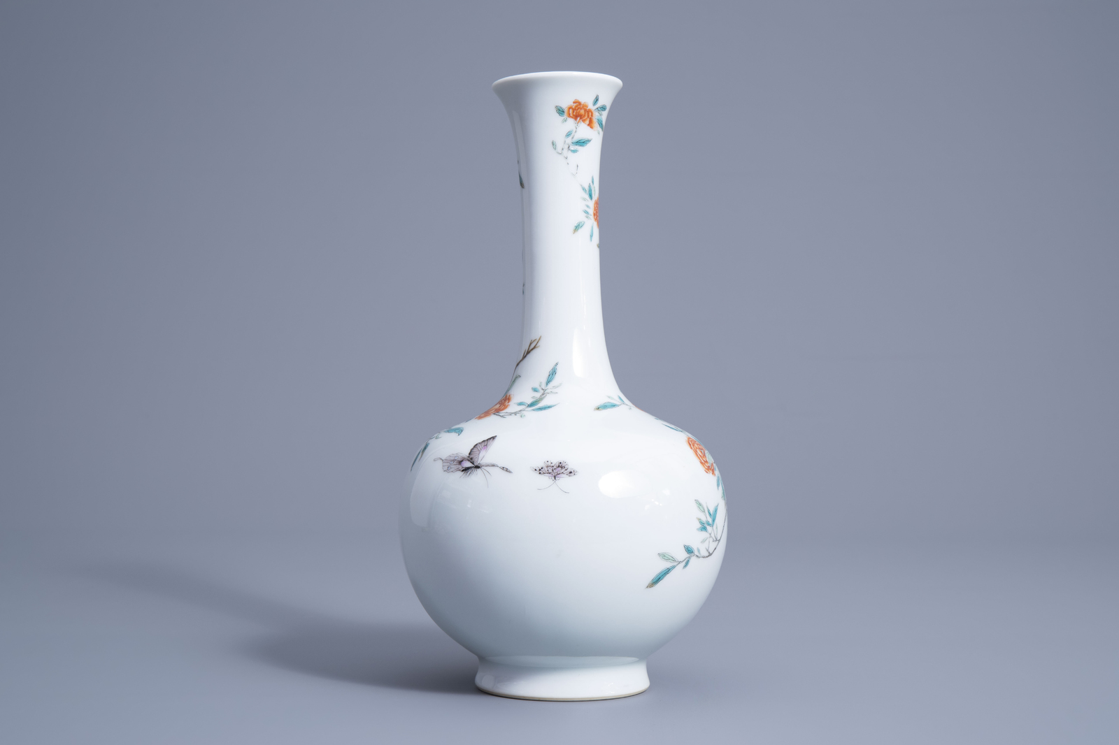 A Chinese fencai vase with blossoming branches, Yongzheng mark, 19th/20th C. - Image 4 of 7