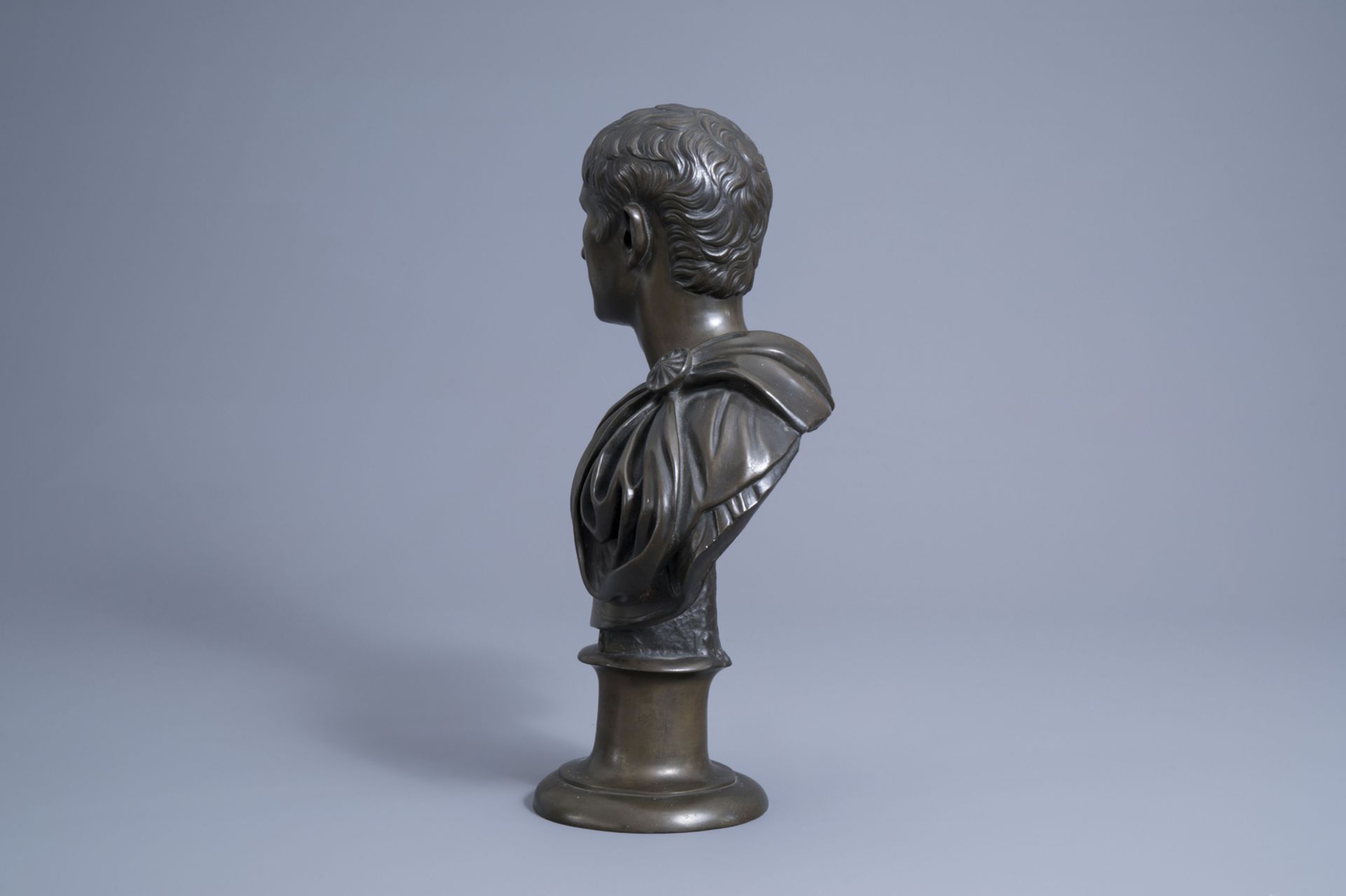 After the antiques: Portrait bust of the Roman emperor August, patinated bronze, 19th C. - Image 5 of 7