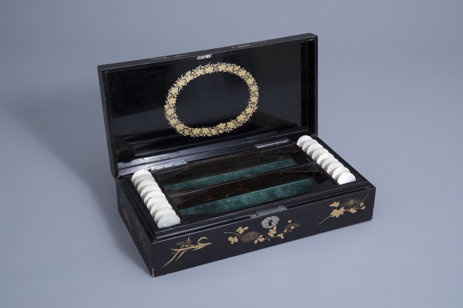 A Japanese gilt lacquered wooden gaming box with mother-of-pearl tokens, Meiji, 19th C. - Image 2 of 15