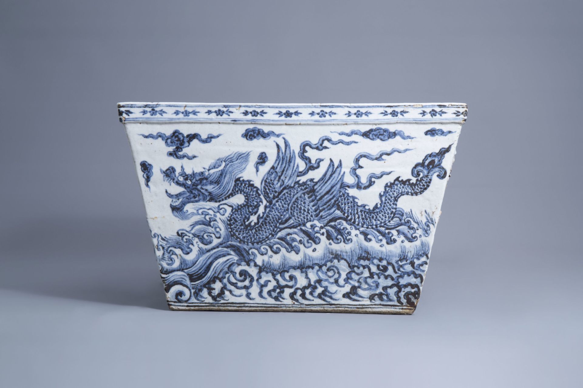A large Chinese blue and white square 'sea dragon' jardiniere, 19/20th C. - Image 2 of 7