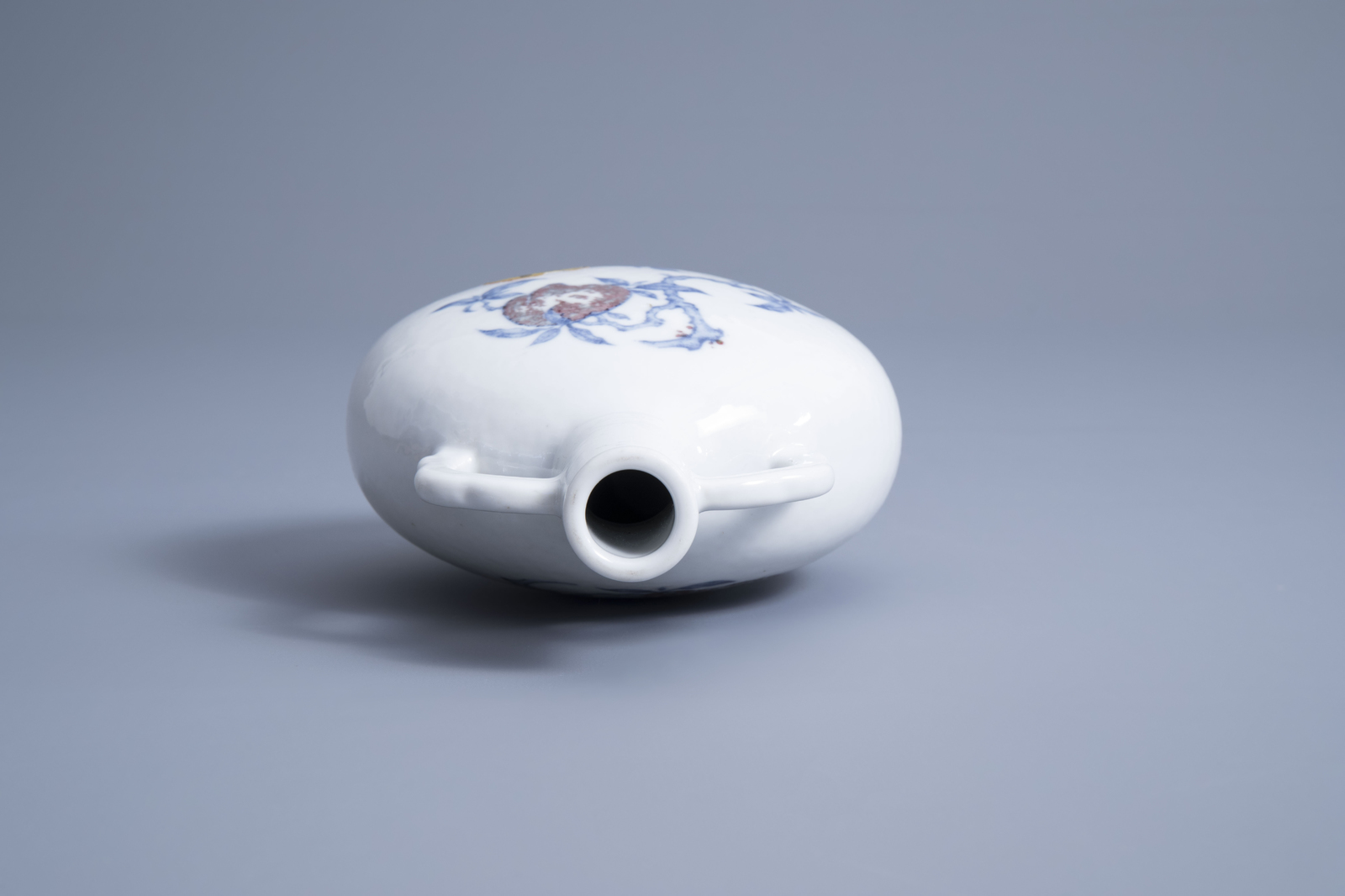 A Chinese blue, white and underglaze red moon flask, Qianlong mark, 19th/20th C. - Image 6 of 6