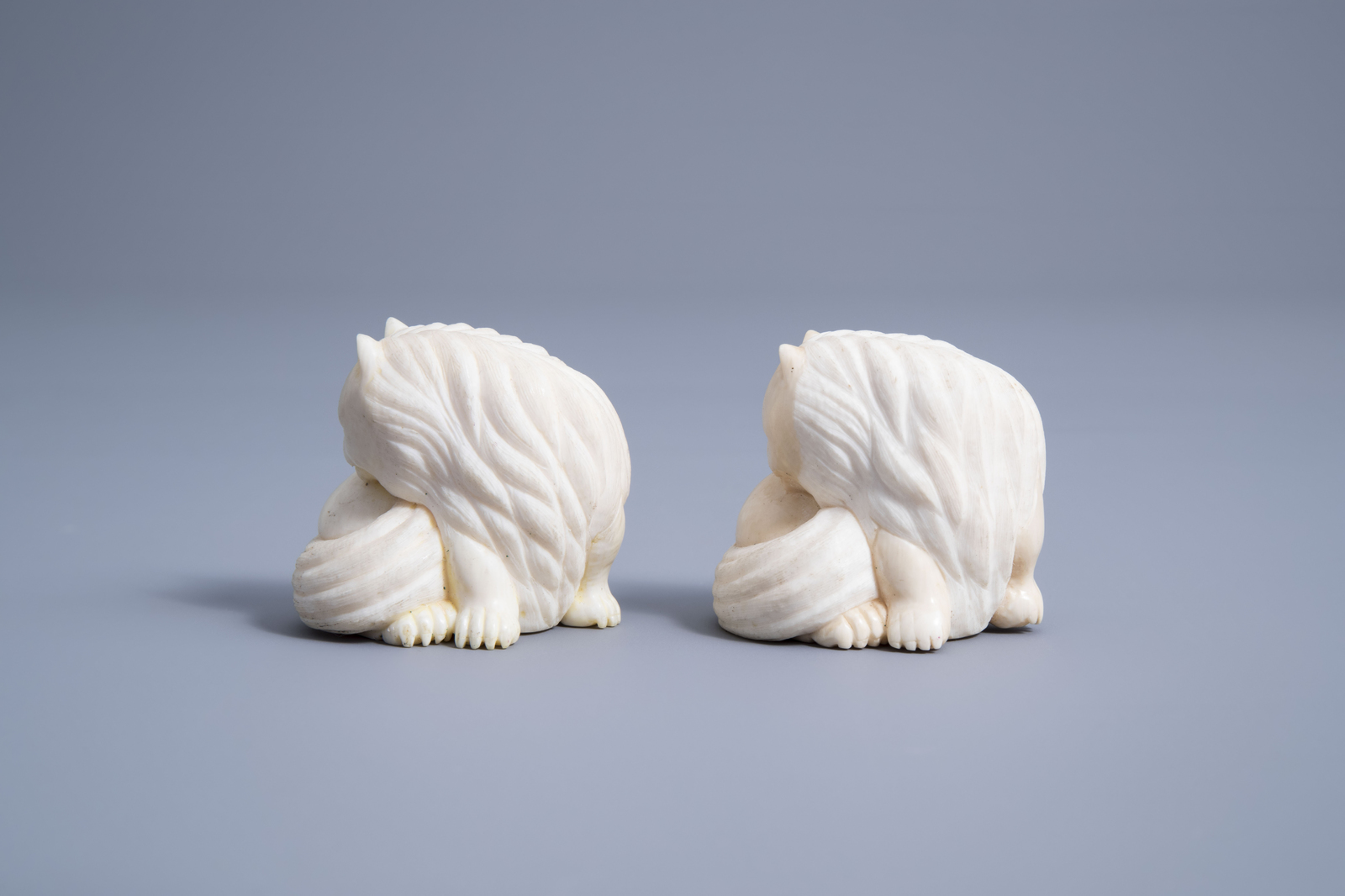 A pair of signed Japanese ivory ikomono of cats, Meiji/Showa, 19th/20th C. - Image 3 of 7