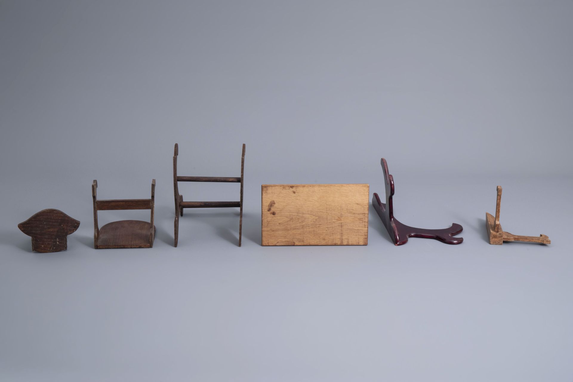 A collection of Chinese wooden stands and a collection of plate holders, 19th/20th C. - Image 13 of 13