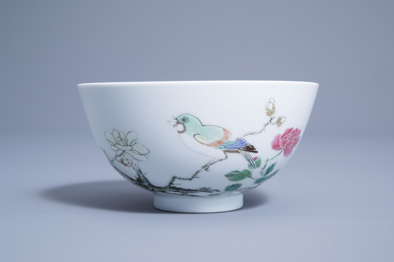 A Chinese famille rose bowl with a bird on a blossoming branch, Yongzheng mark, 19th/20th C. - Image 2 of 7