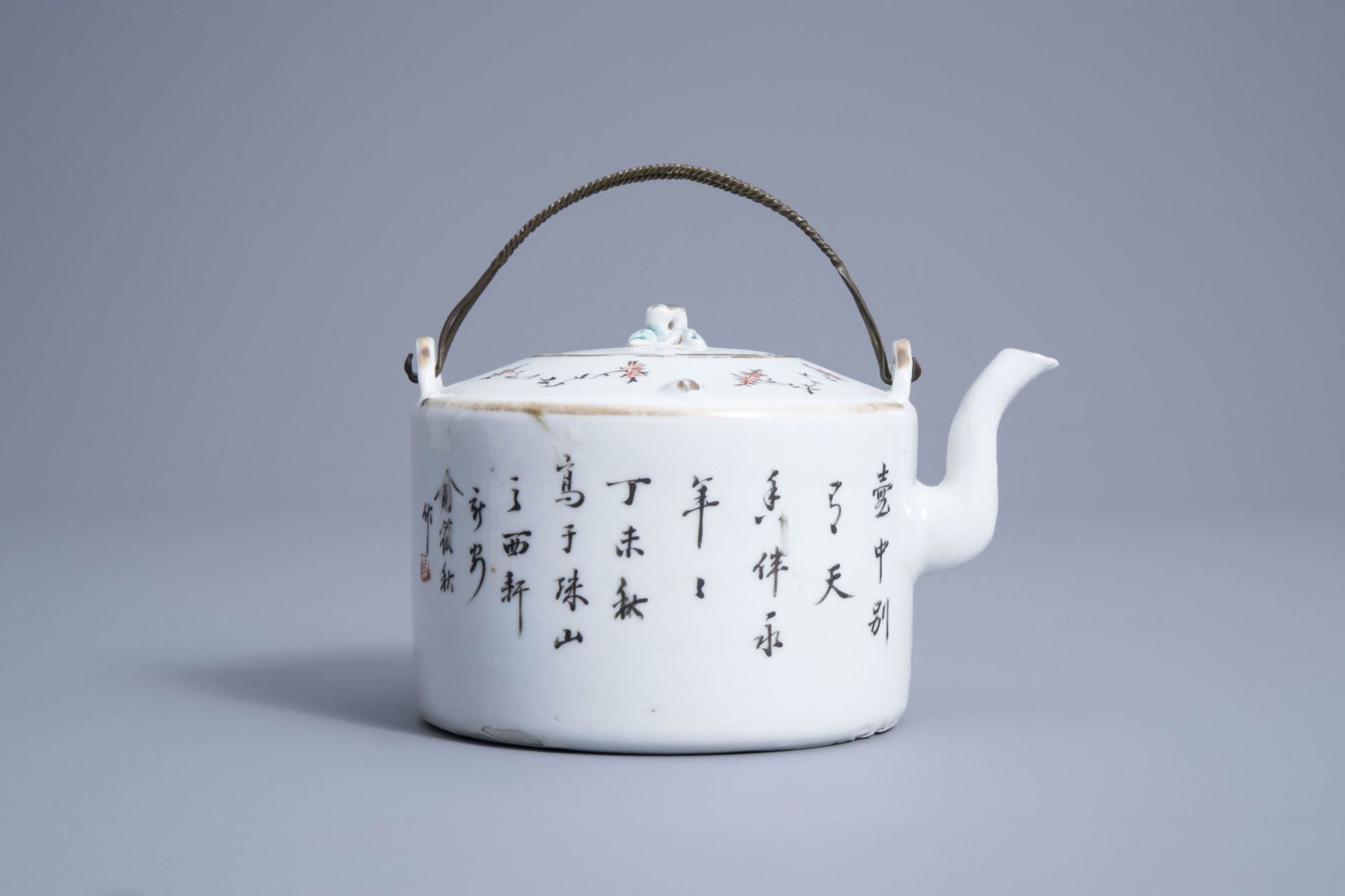 A Chinese qianjiang cai teapot and cover with figures in a landscape, 19th/20th C. - Image 4 of 7