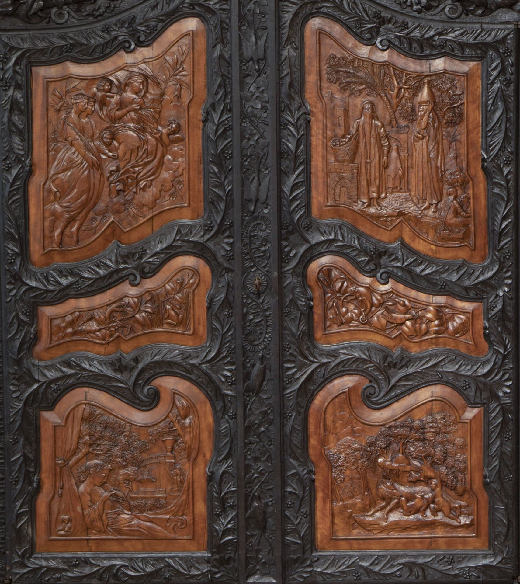 A colonial inspired and orientalist carved and ebonised wooden cabinet, first half of the 20th C. - Image 8 of 8