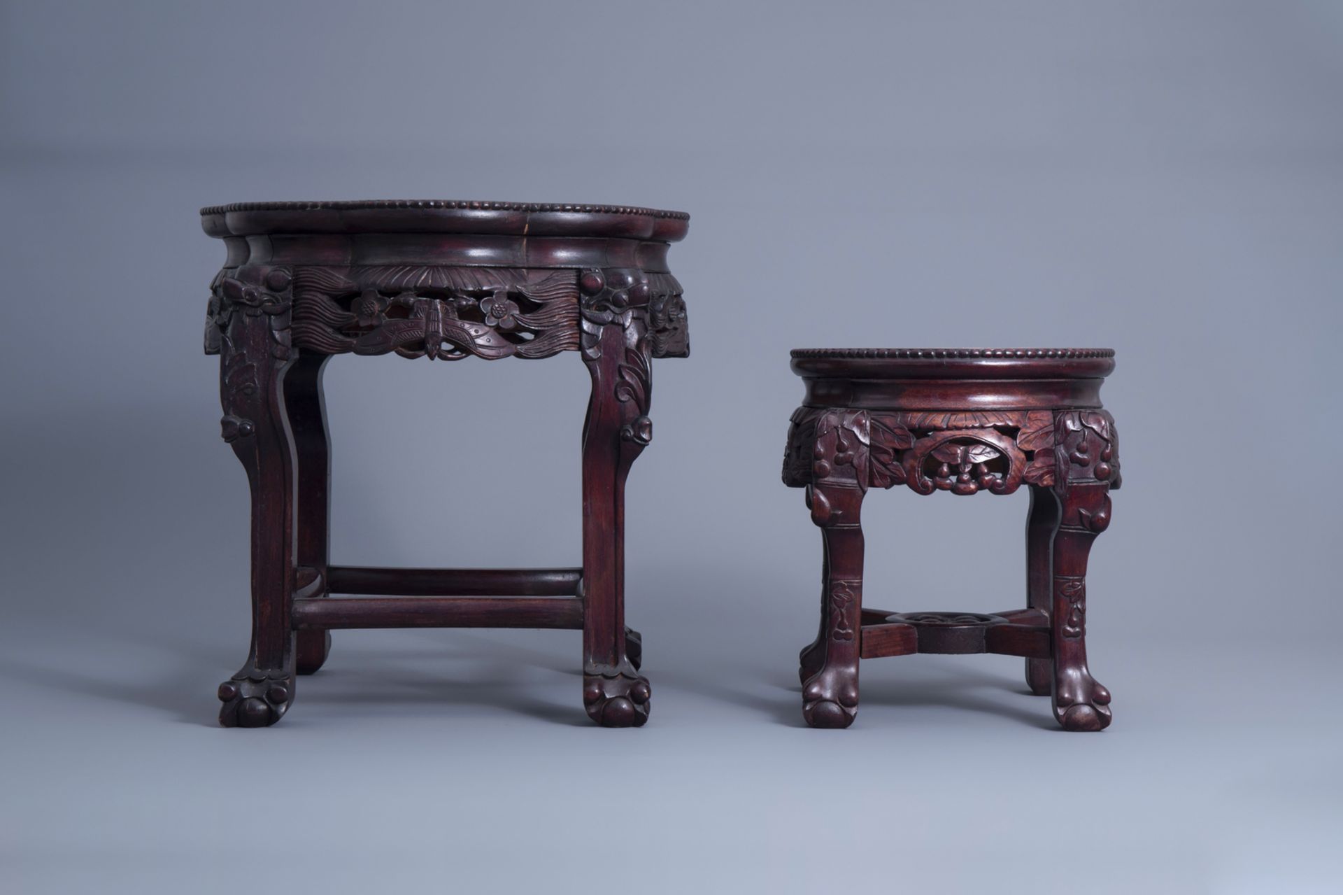 Two Chinese carved wooden stands with marble top, 19th/20th C. - Image 5 of 7
