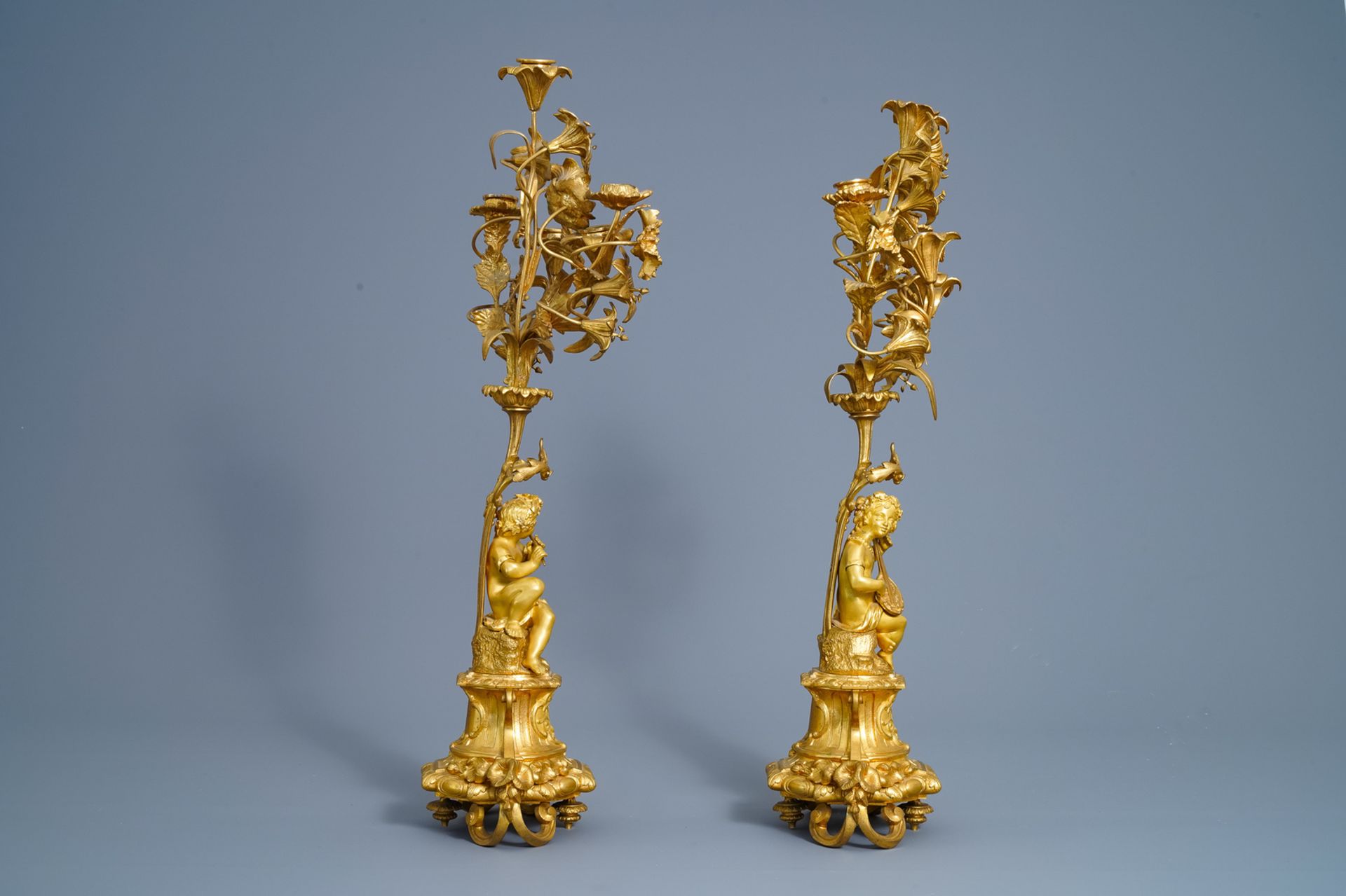 A French gilt bronze three-piece clock garniture with classical theme, 19th C. - Image 13 of 29